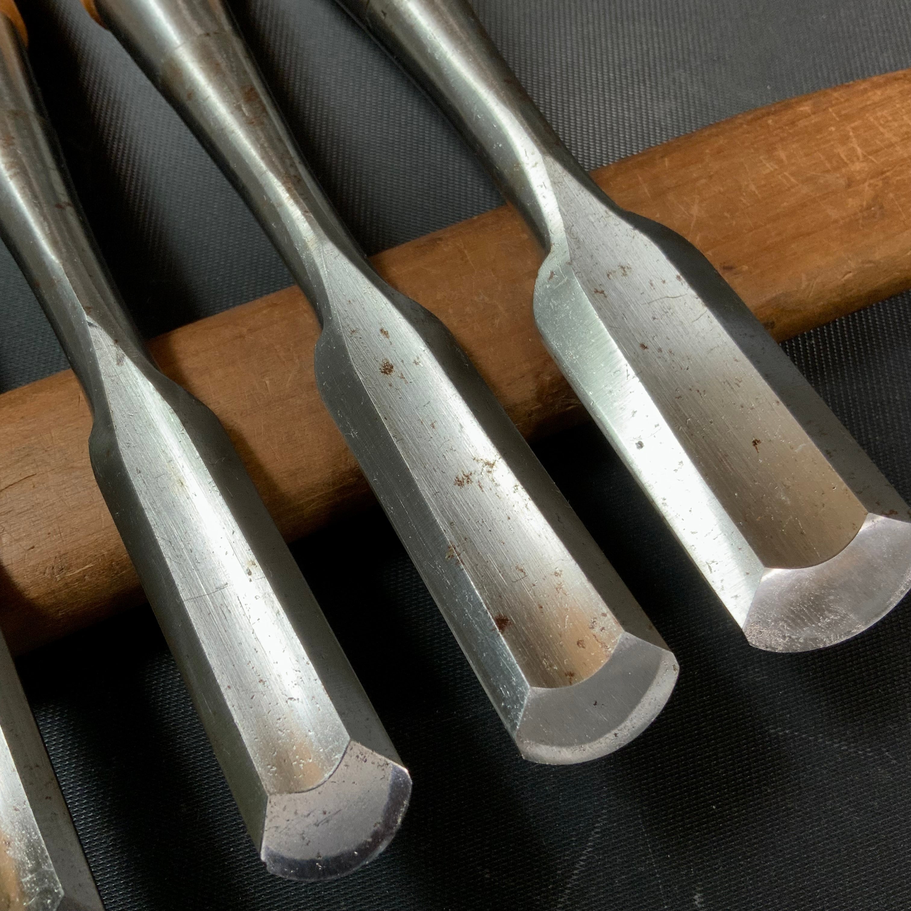 #15 Old stock Soto maru bench chisels set with white steel 掘出し物 外丸追入組鑿 5本組 Sotomarunomi
