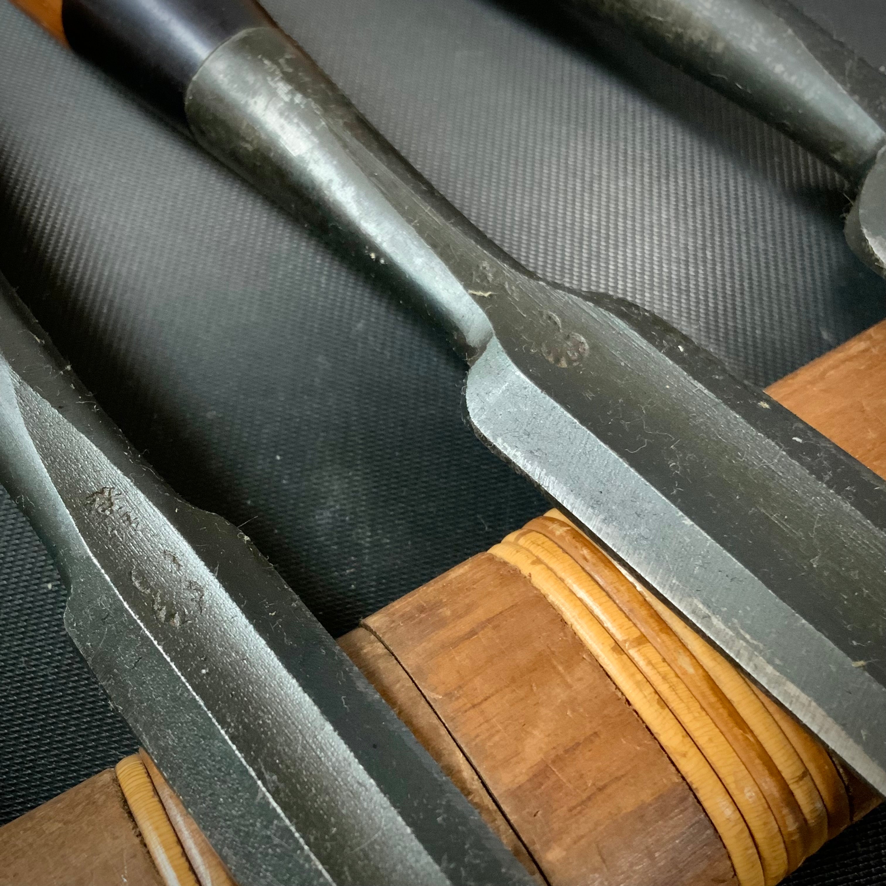 Old stock Koshihide Soto maru bench chisels set with white steel 掘出し物 越秀 外丸追入組鑿 5本組 Sotomarunomi