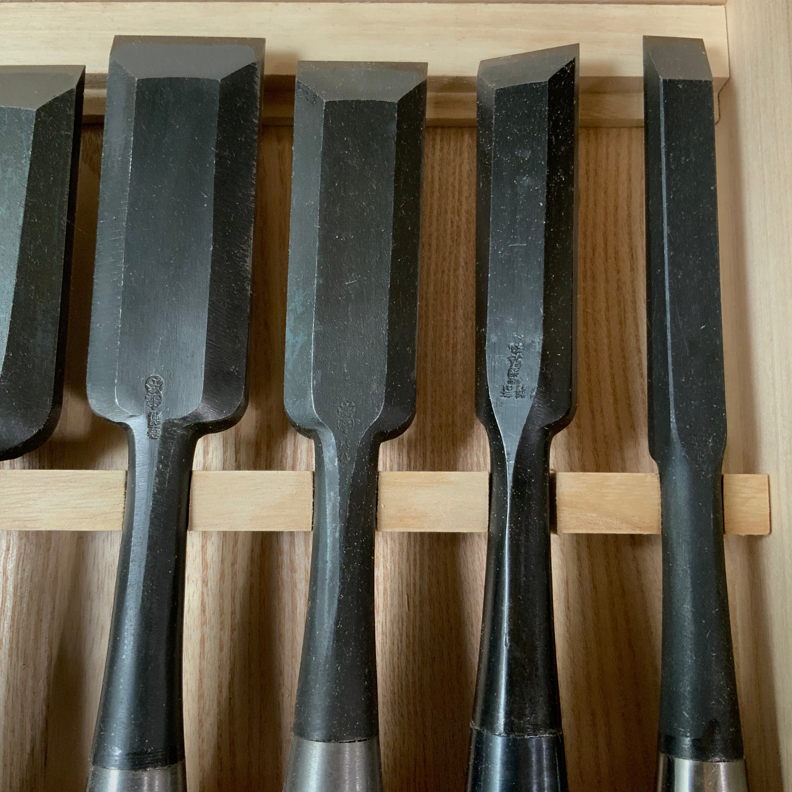Mixed tinber chisels set Koshitaka and kikuhiromaru with White Steel 越孝・是弘 厚鑿 六本組 Atsunomi