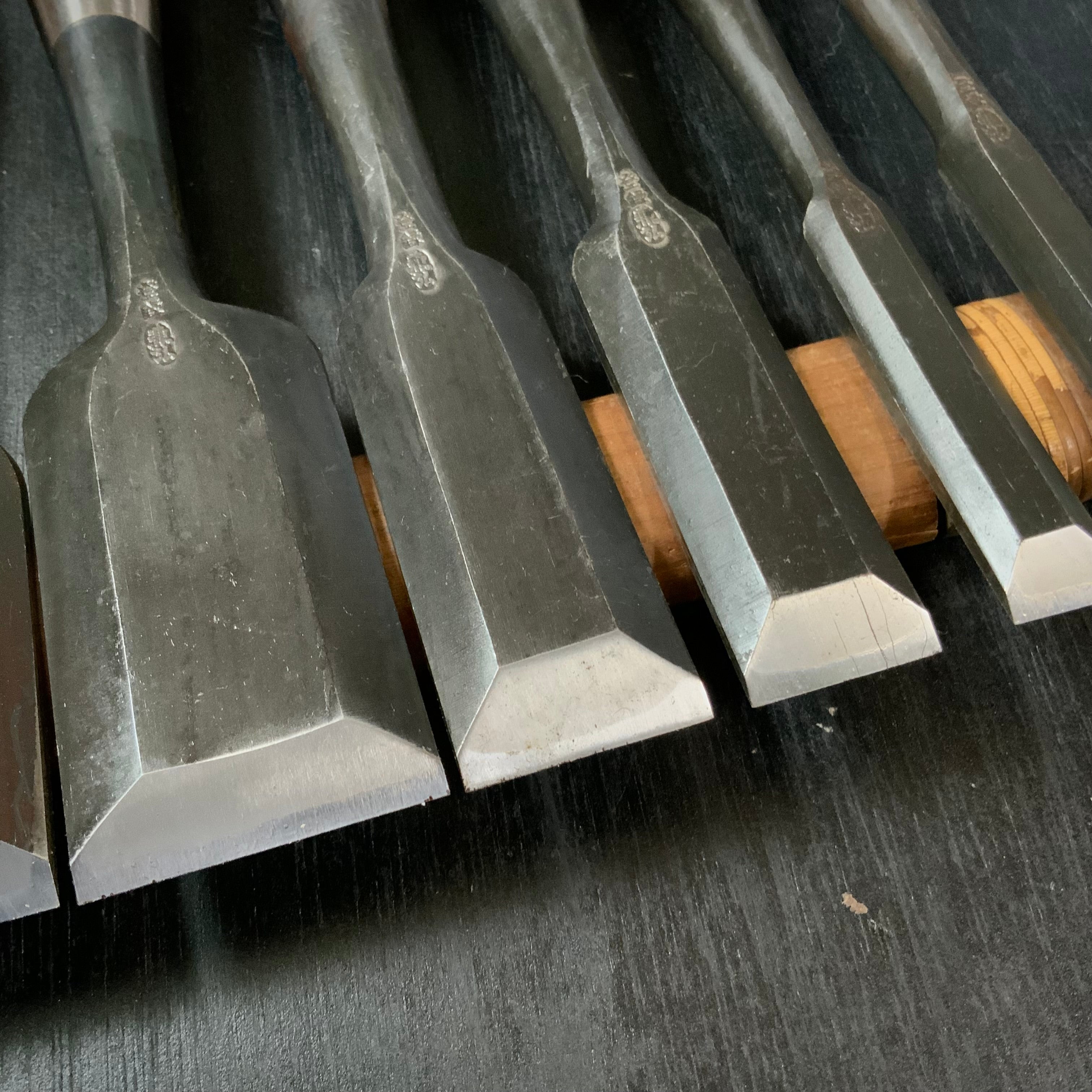 Old Stock Kanehiro Shorter Timber chisels 6piece set / 掘り出し物 兼弘 半叩鑿 6本組