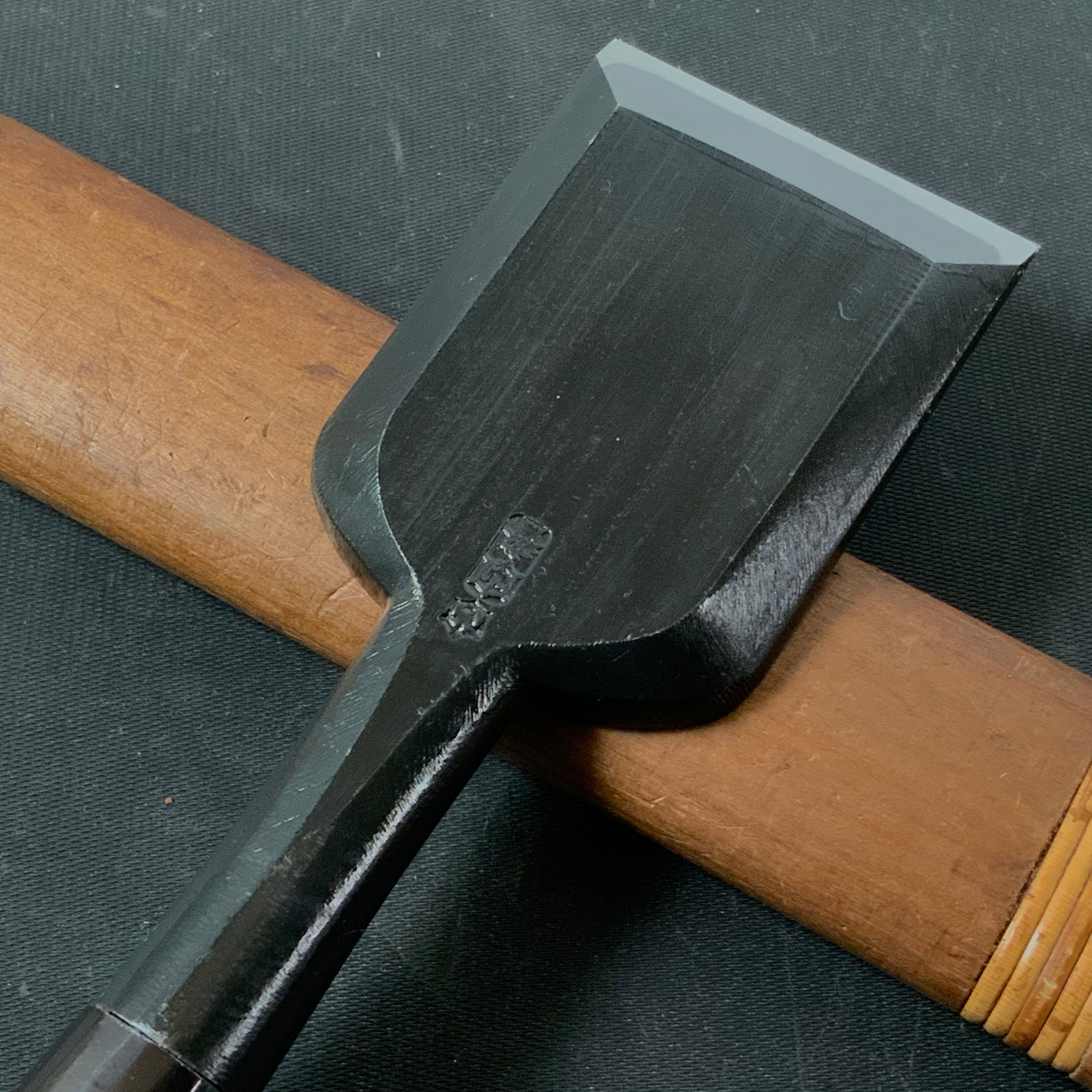 Tasai Bench chisels (Oirenomi) with blue steel 田斎作 黒仕上 追入鑿 48mm