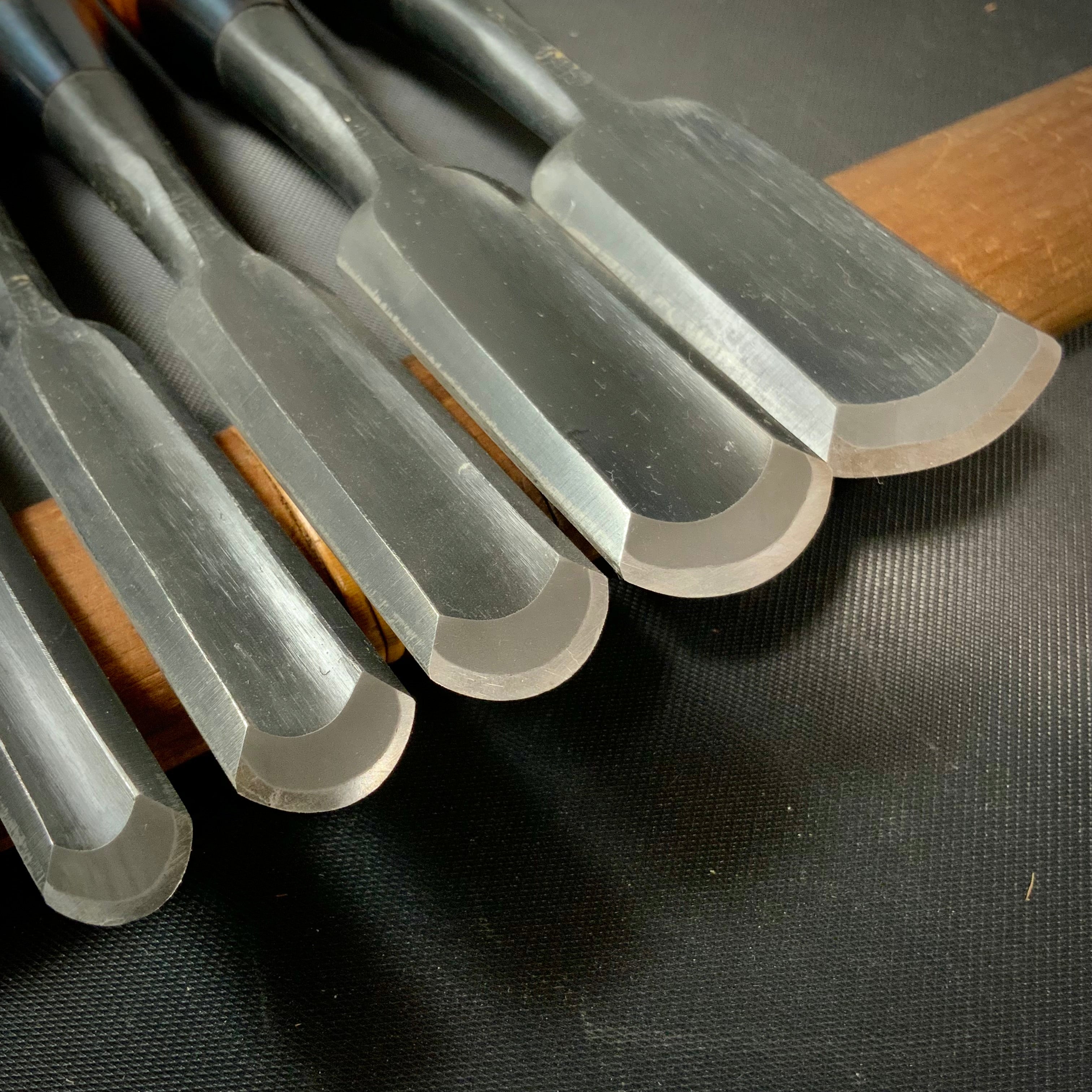 Fujihiro Soto maru chisels set with White steel 二治弘 外丸組鑿 Sotomarunomi