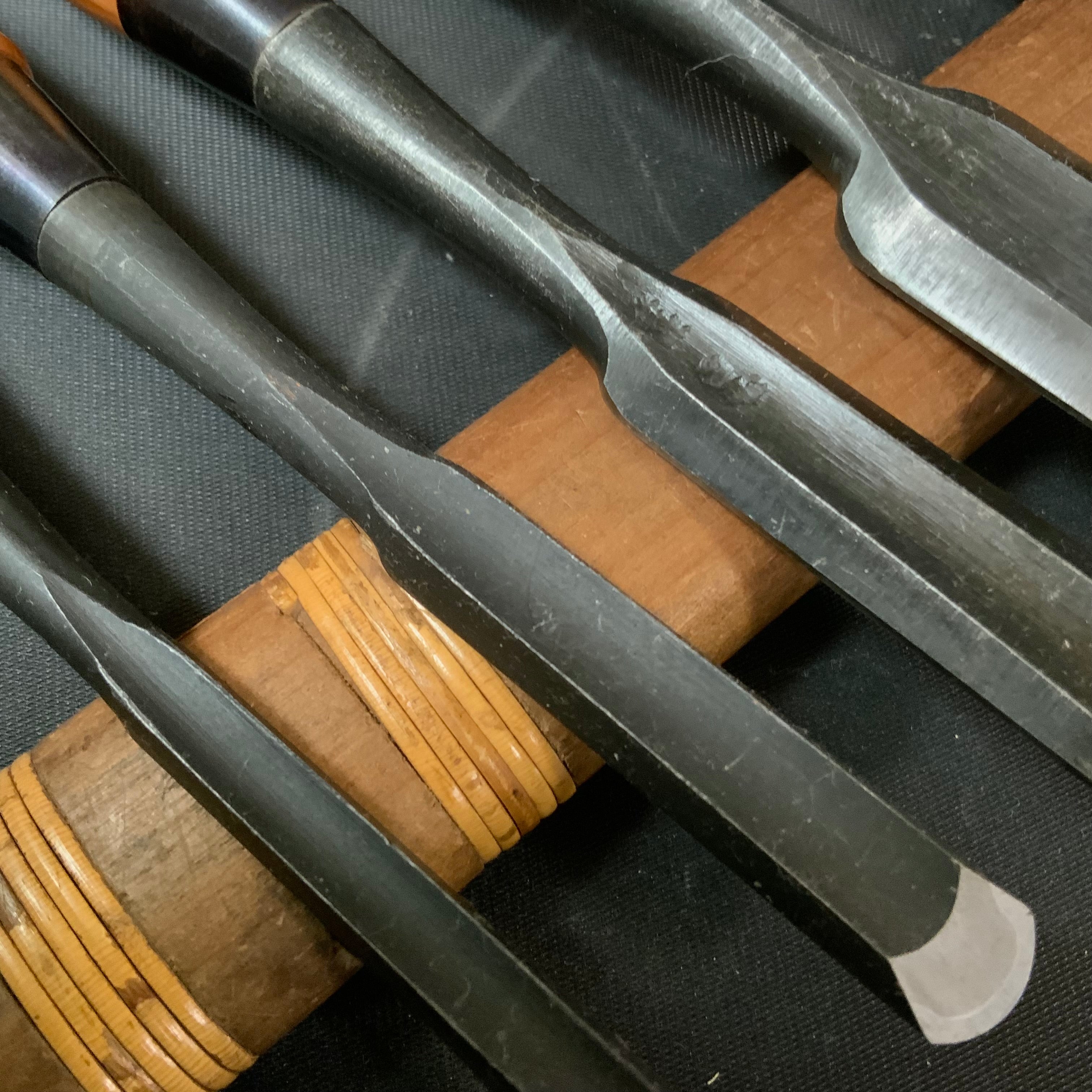 #11 Old stock Soto maru bench chisels set with white steel 掘出し物 外丸追入組鑿 5本組 Sotomarunomi