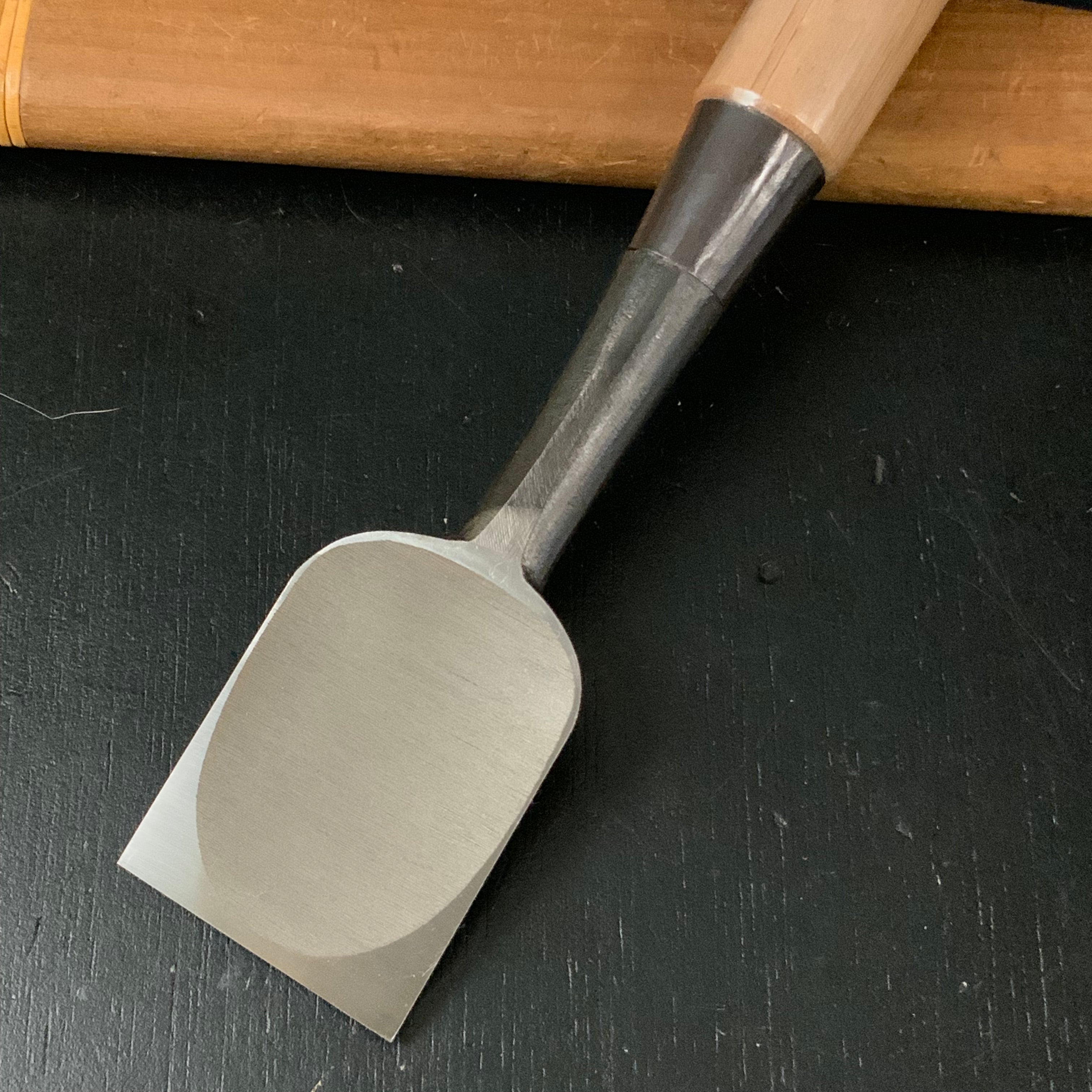 Tasai Special Bench chisel with Japanese white oak 田斎作 面取追入鑿 白樫柄 42mm