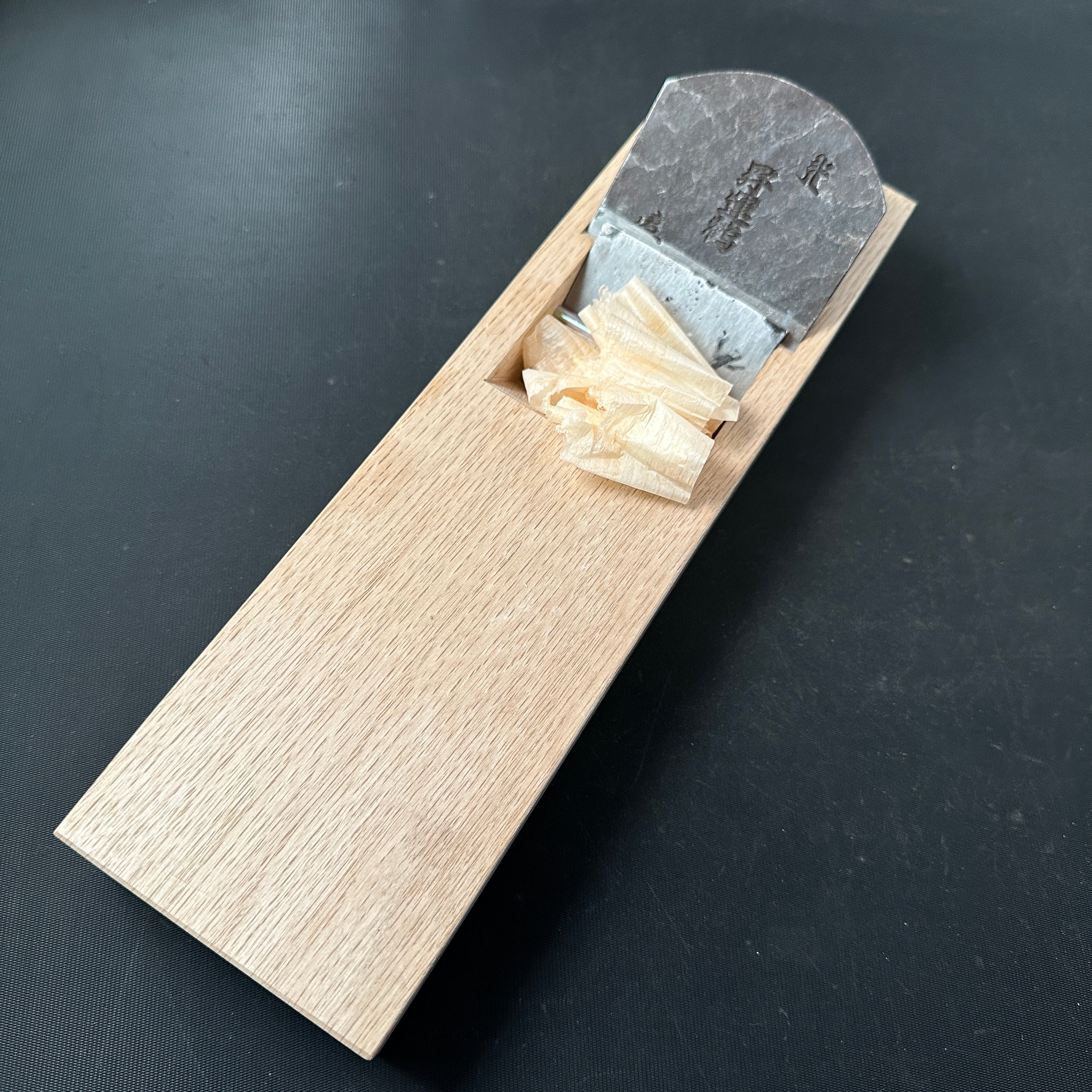 使用する準備ができて!昇運鶴平滑鉋 (カンナ) 小吉屋ボディ 初心者におすすめすぐ使い 昇運鶴仕上げ鉋 70mm