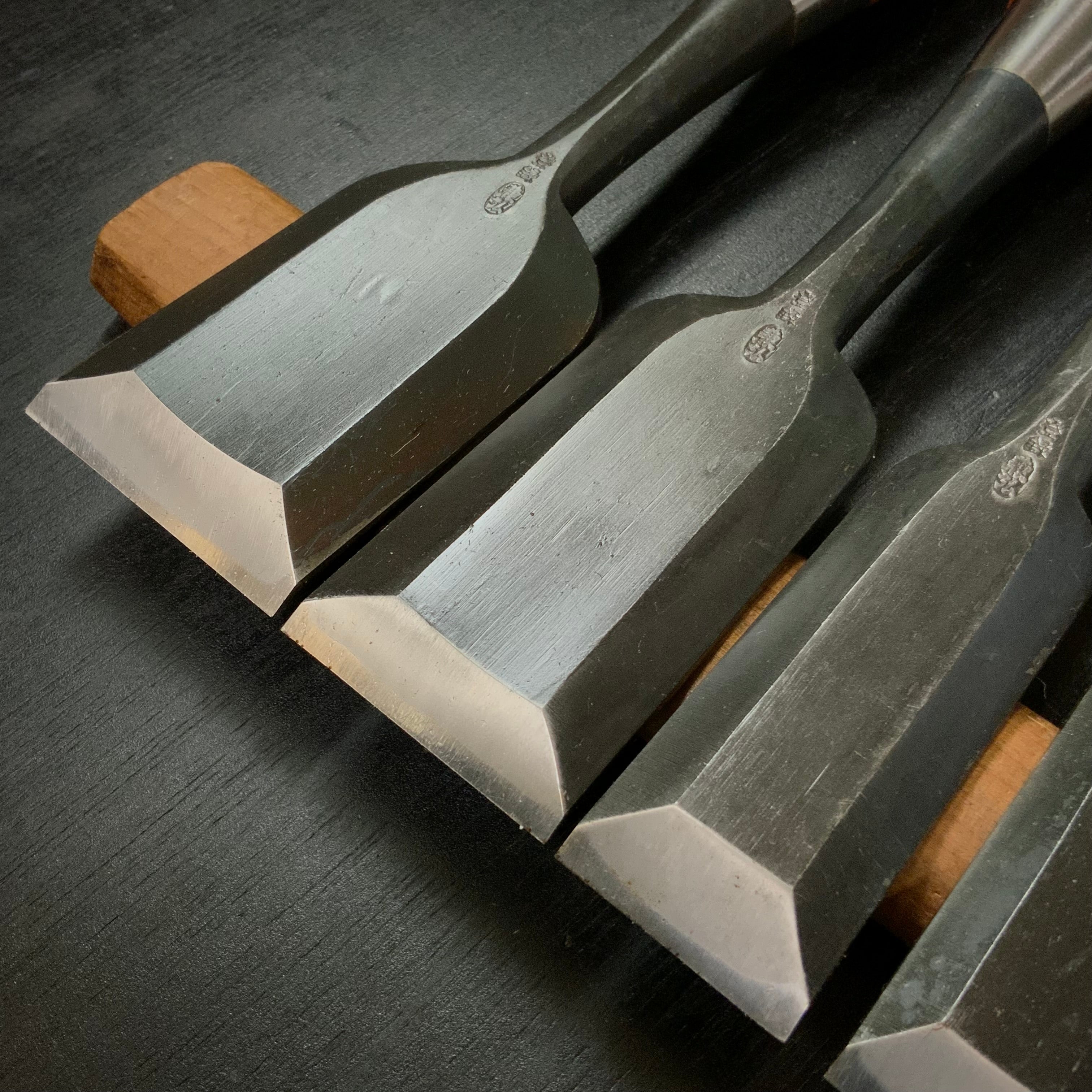 Old Stock Kanehiro Shorter Timber chisels 6piece set / 掘り出し物 兼弘 半叩鑿 6本組