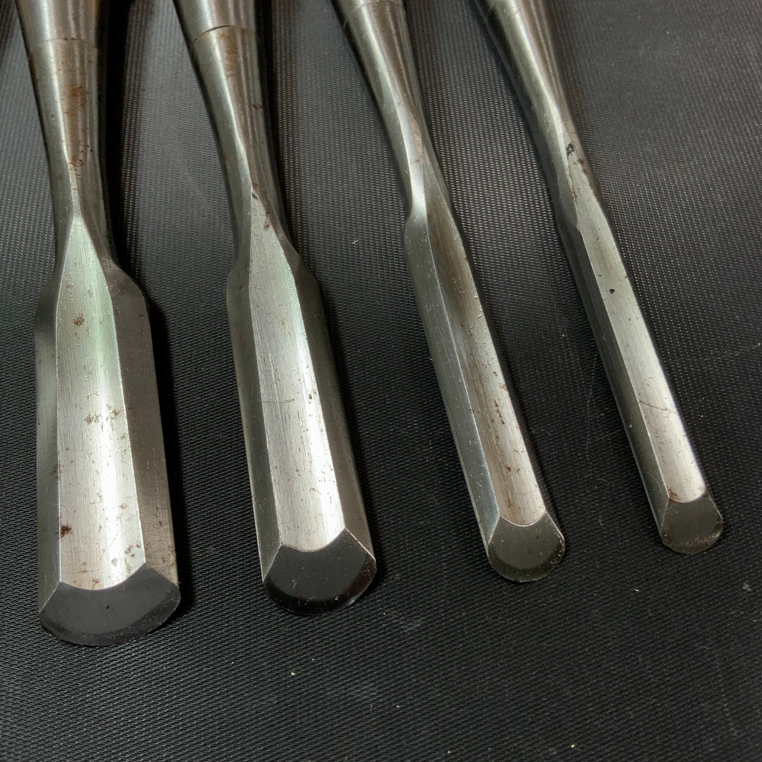 #15 Old stock Soto maru bench chisels set with white steel 掘出し物 外丸追入組鑿 5本組 Sotomarunomi