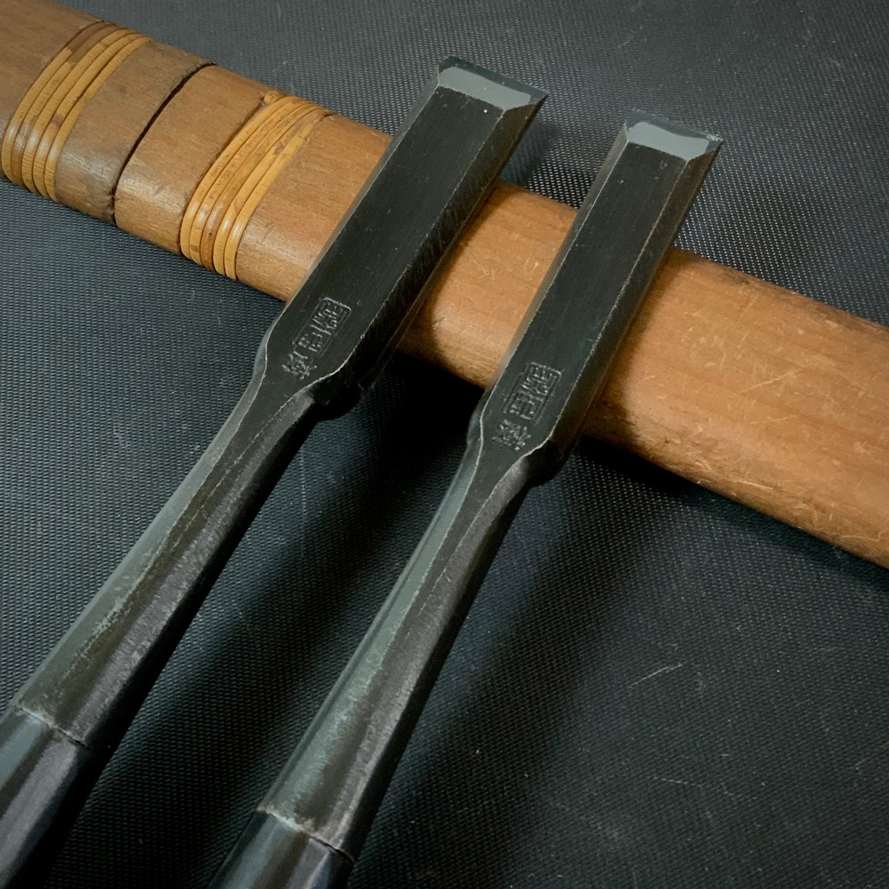 Tasai Bench chisels (Tokusun Oirenomi) with blue steel 田斎作 黒仕上 特寸追入鑿