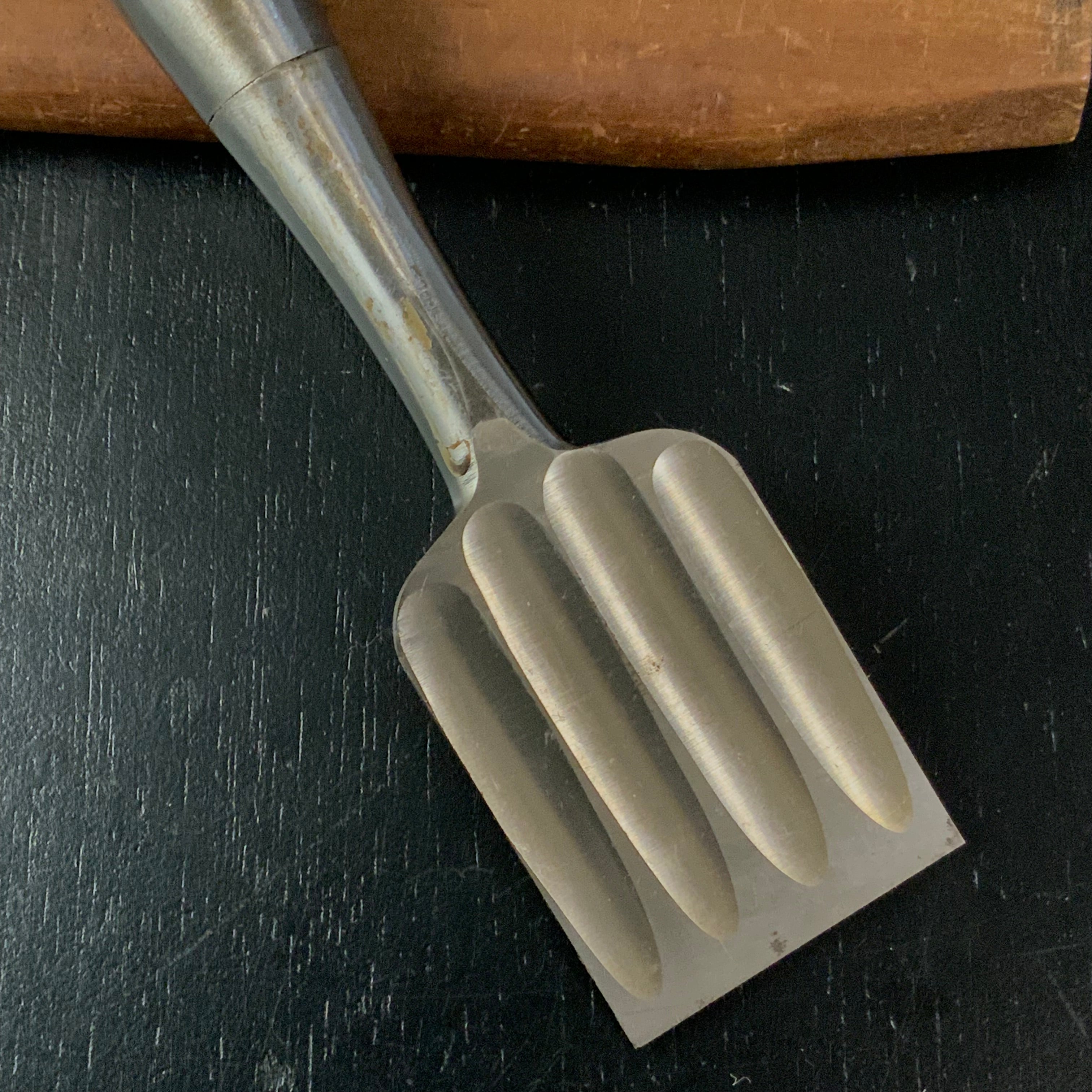 Old stock Sukehiro Bench chisels (Oirenomi) with white steel 掘出し物 助弘 追入鑿 四つ裏 oirenomi 42mm