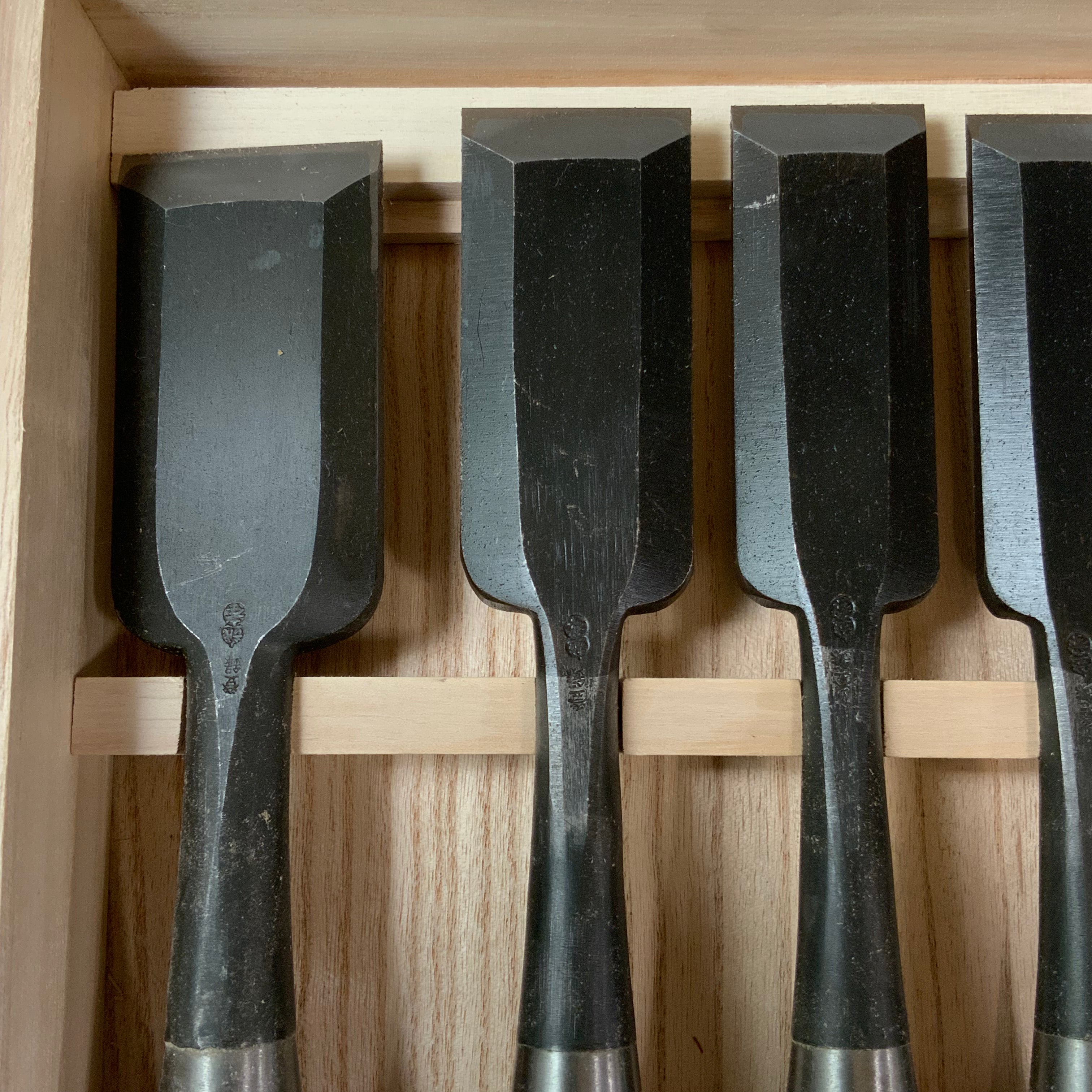 Koshitaka Timber chisels set with White Steel 越孝 厚鑿 七本組 Atsunomi