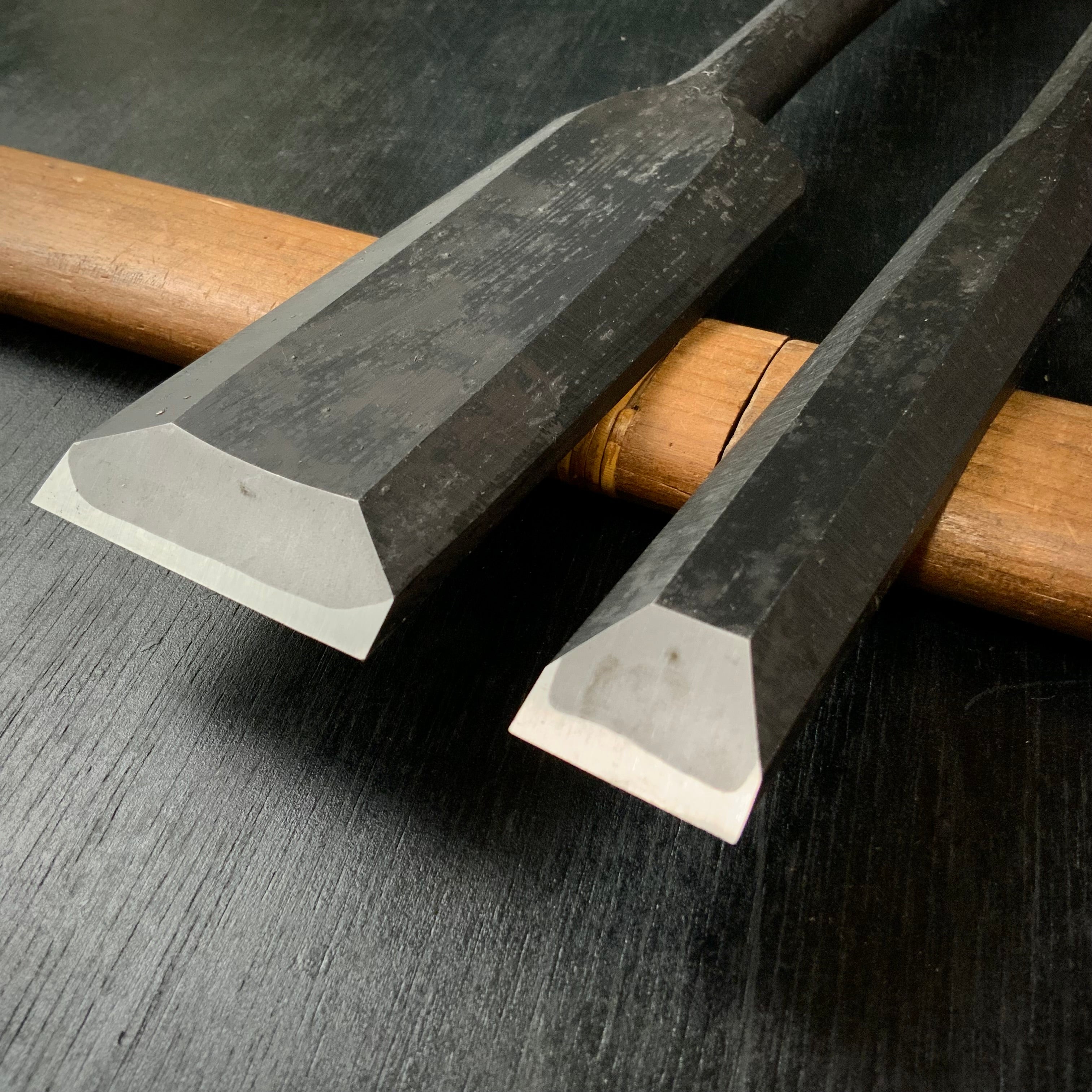 Sukemaru Slick Chisels set (Ootsuki-nomi, Hontsuki-Nomi) with white steel 助丸 本突き組鑿 24mm / 48mm