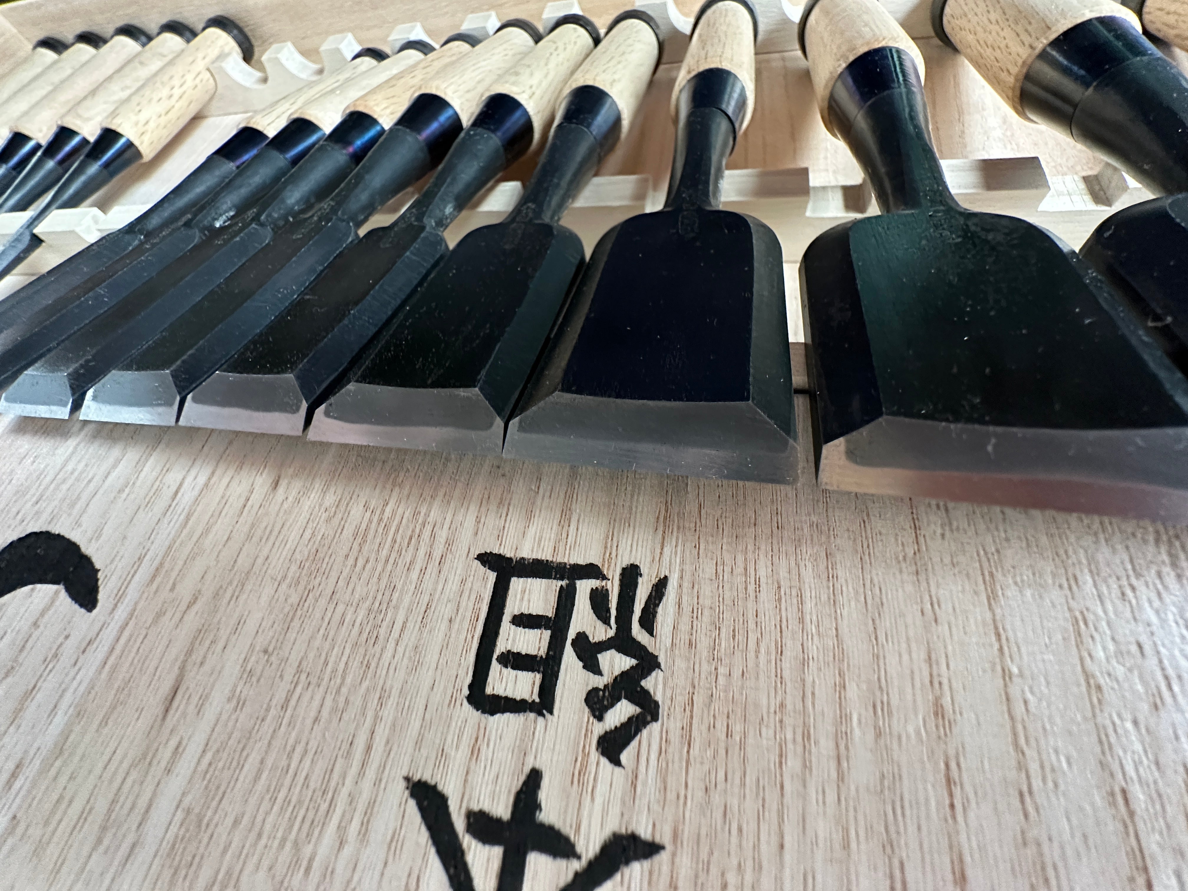 Nijihiro Bench chisels 15Piece set by Chuutarou Imai 今井忠太郎作 二治弘 追入15本組鑿 (Fujihiro)