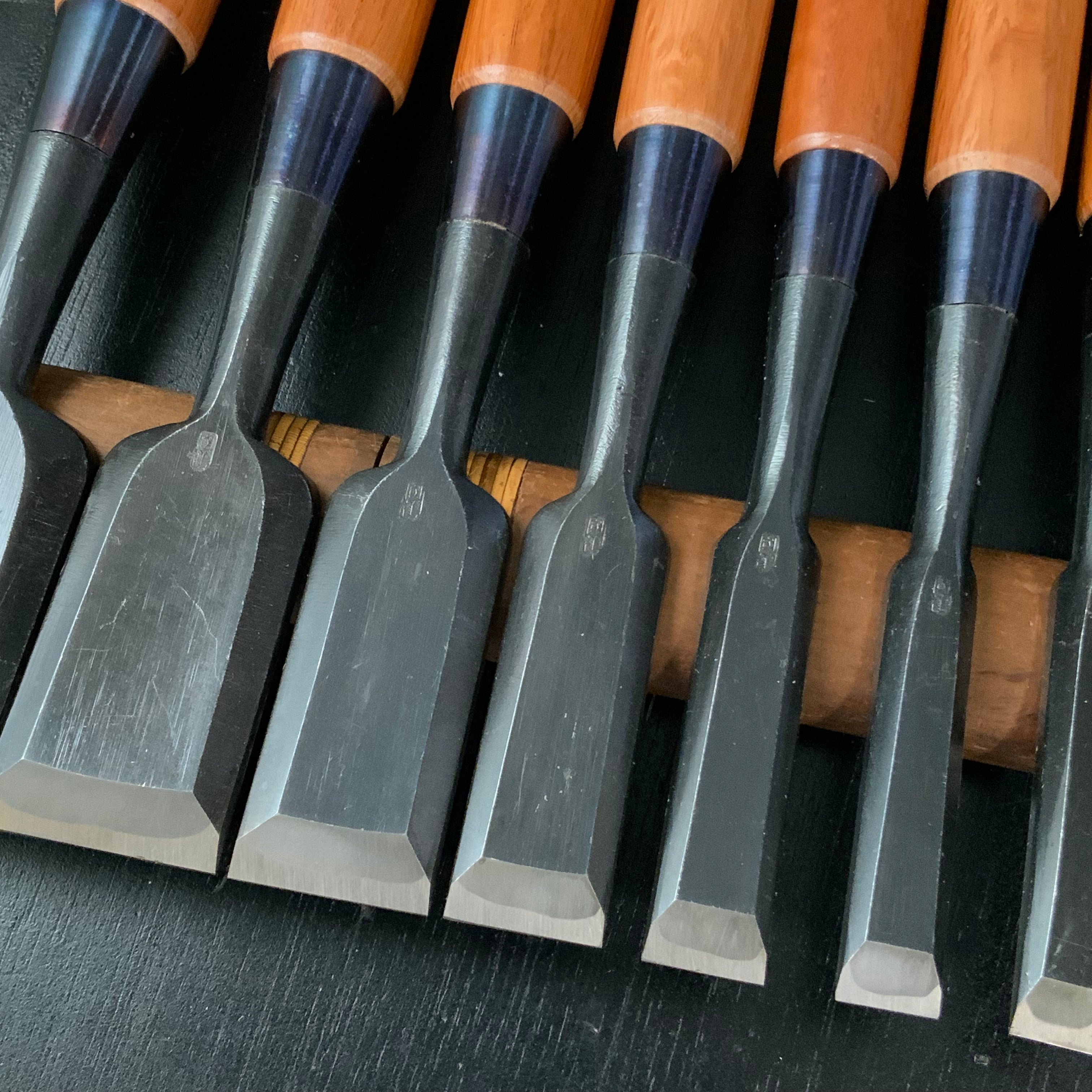 Kunitsuru bench chisels 10-piece set Blacksmith finish with white steel 掘出し物 國鶴 黒仕上 追入組鑿 10本組