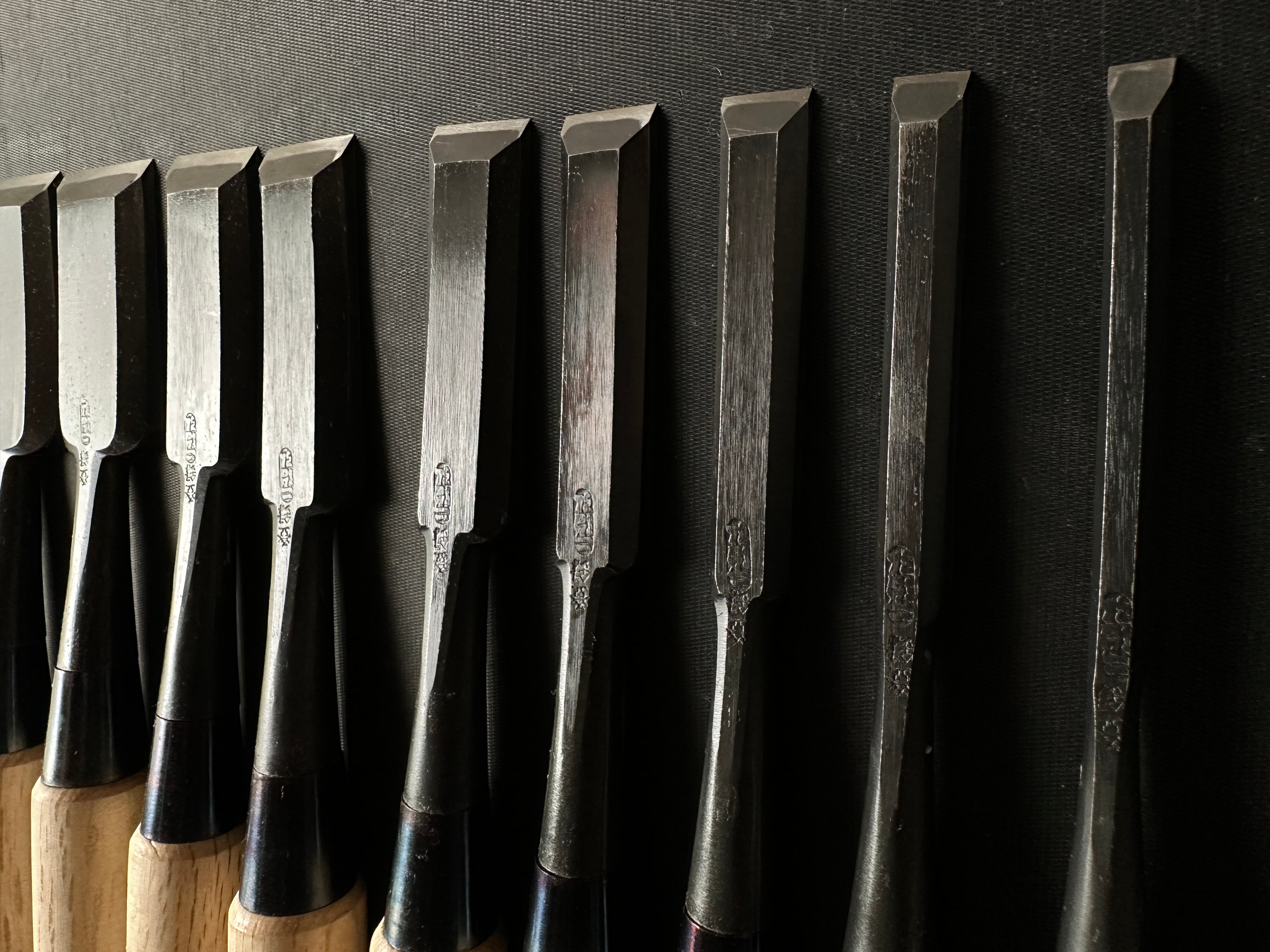 Nijihiro Bench chisels 15Piece set by Chuutarou Imai 今井忠太郎作 二治弘 追入15本組鑿 (Fujihiro)