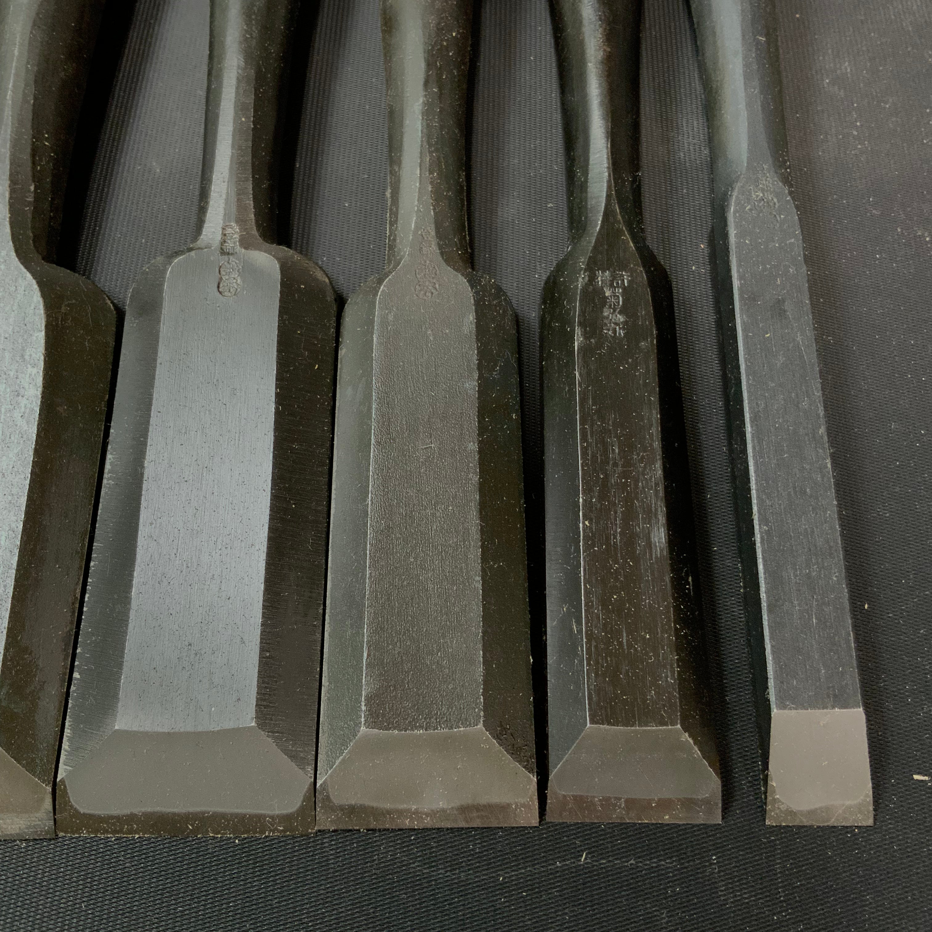 Mixed tinber chisels set Koshitaka and kikuhiromaru with White Steel 越孝・是弘 厚鑿 六本組 Atsunomi