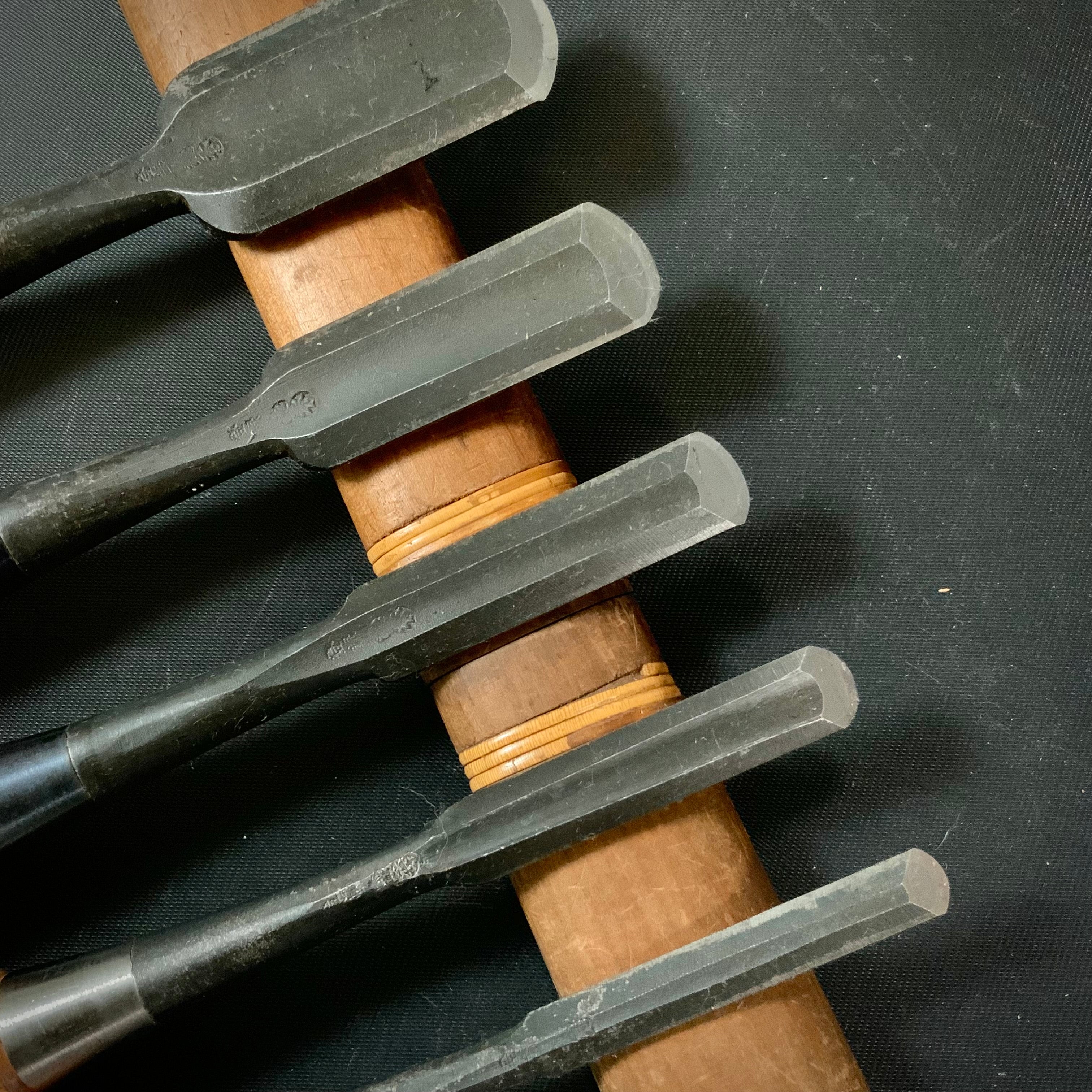 Old stock Koshihide Soto maru bench chisels set with white steel 掘出し物 越秀 外丸追入組鑿 5本組 Sotomarunomi