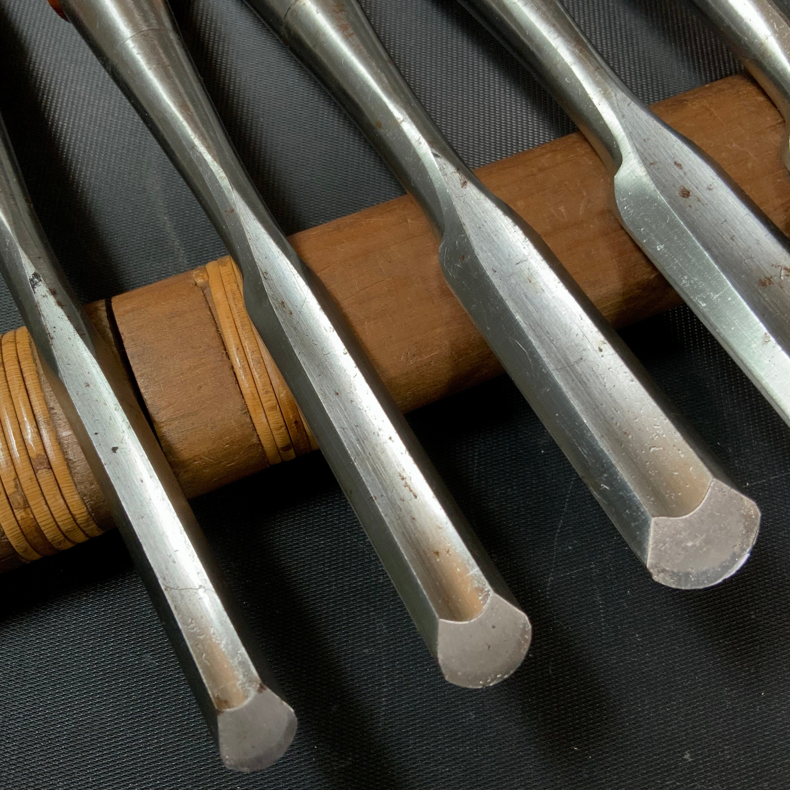 #15 Old stock Soto maru bench chisels set with white steel 掘出し物 外丸追入組鑿 5本組 Sotomarunomi
