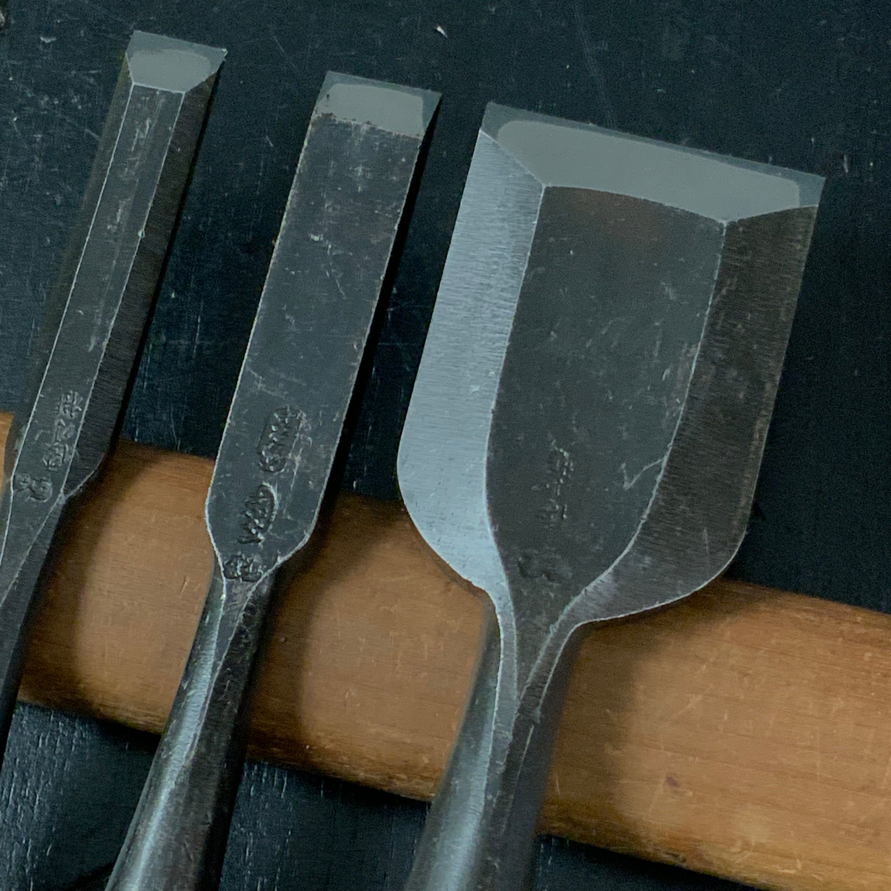 Old Stock Yamatokotsuchi Bench chisels (Oirenomi) 掘出し物 倭小槌 追入鑿 赤樫柄