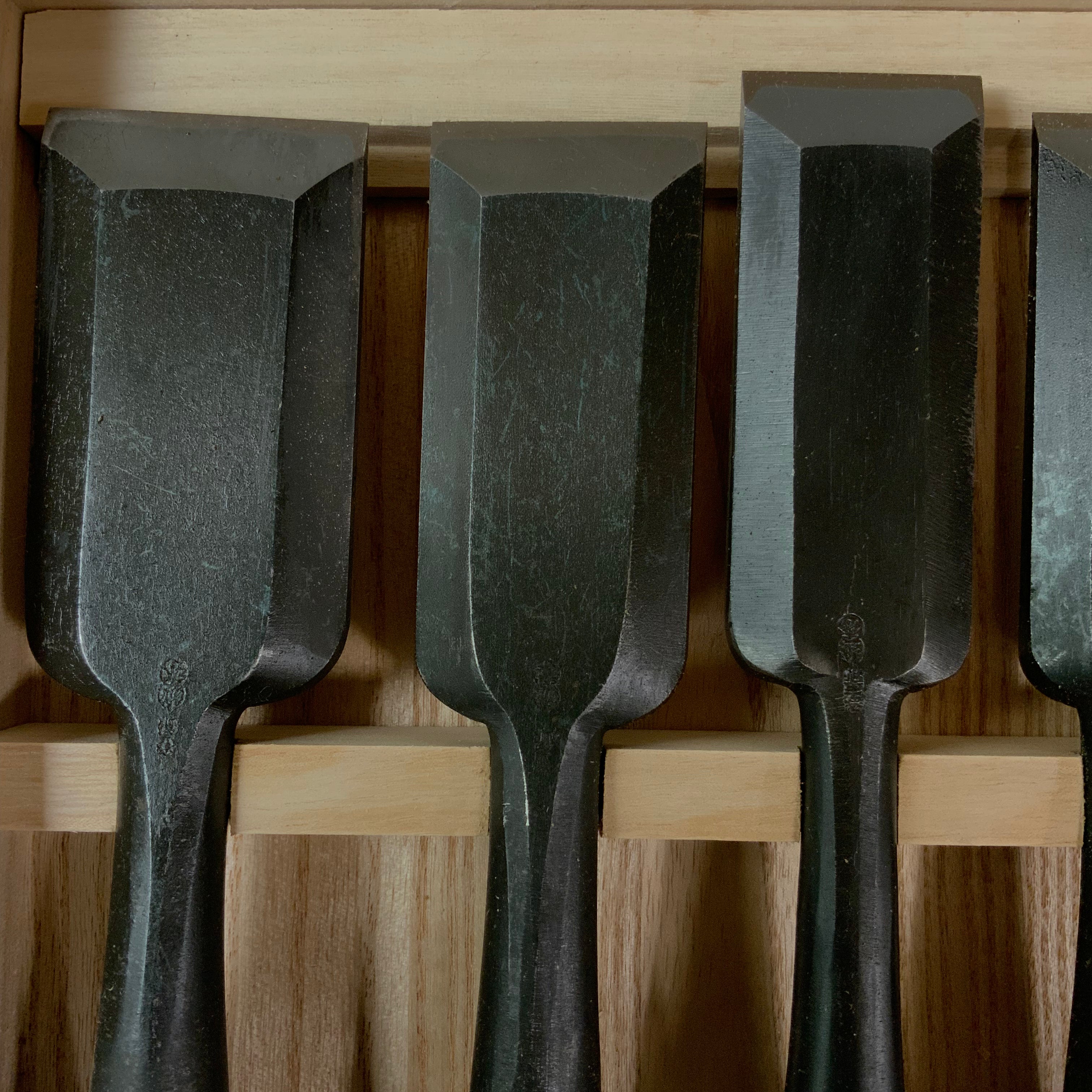 Mixed tinber chisels set Koshitaka and kikuhiromaru with White Steel  越孝・是弘 厚鑿  六本組  Atsunomi