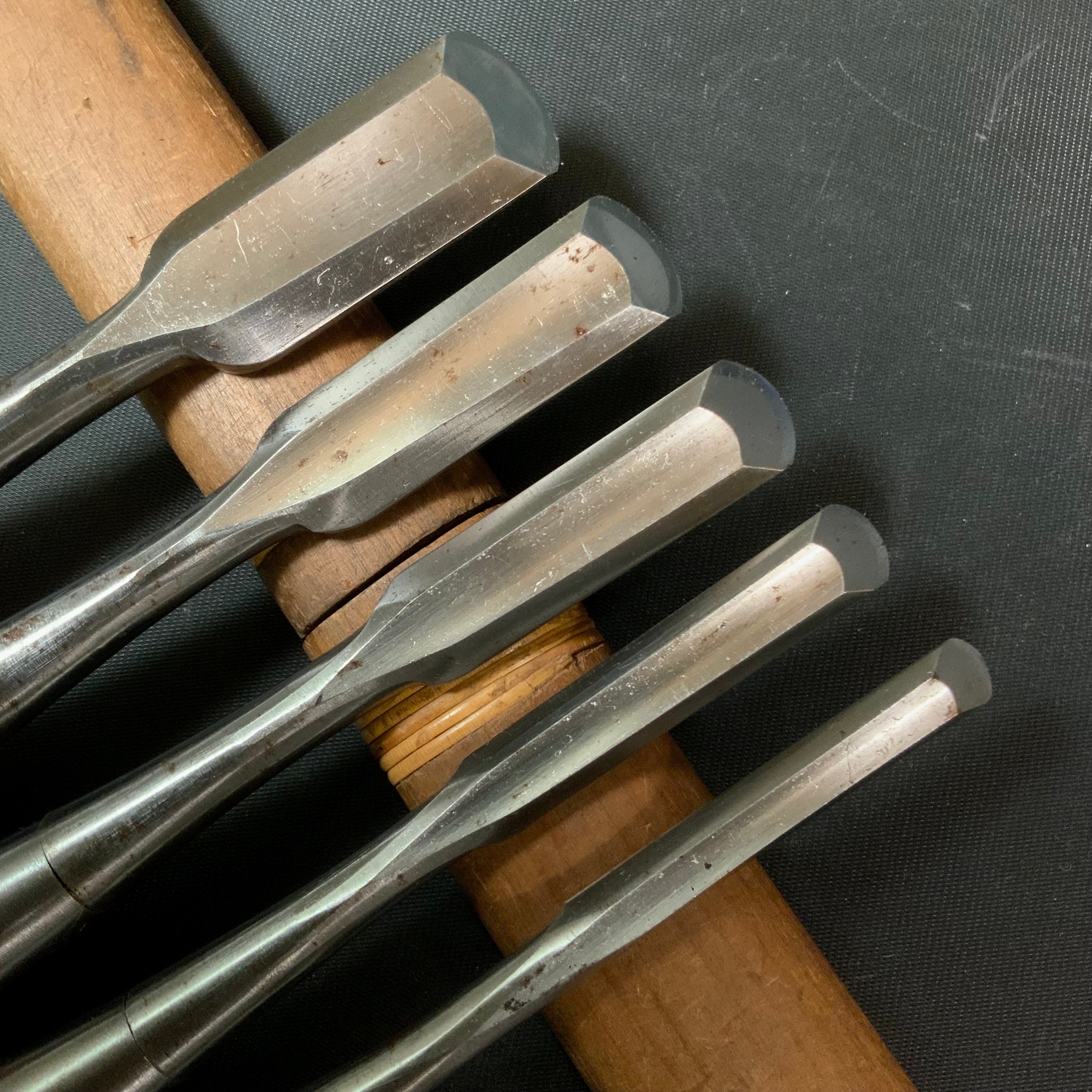 #15 Old stock Soto maru bench chisels set with white steel 掘出し物 外丸追入組鑿 5本組 Sotomarunomi