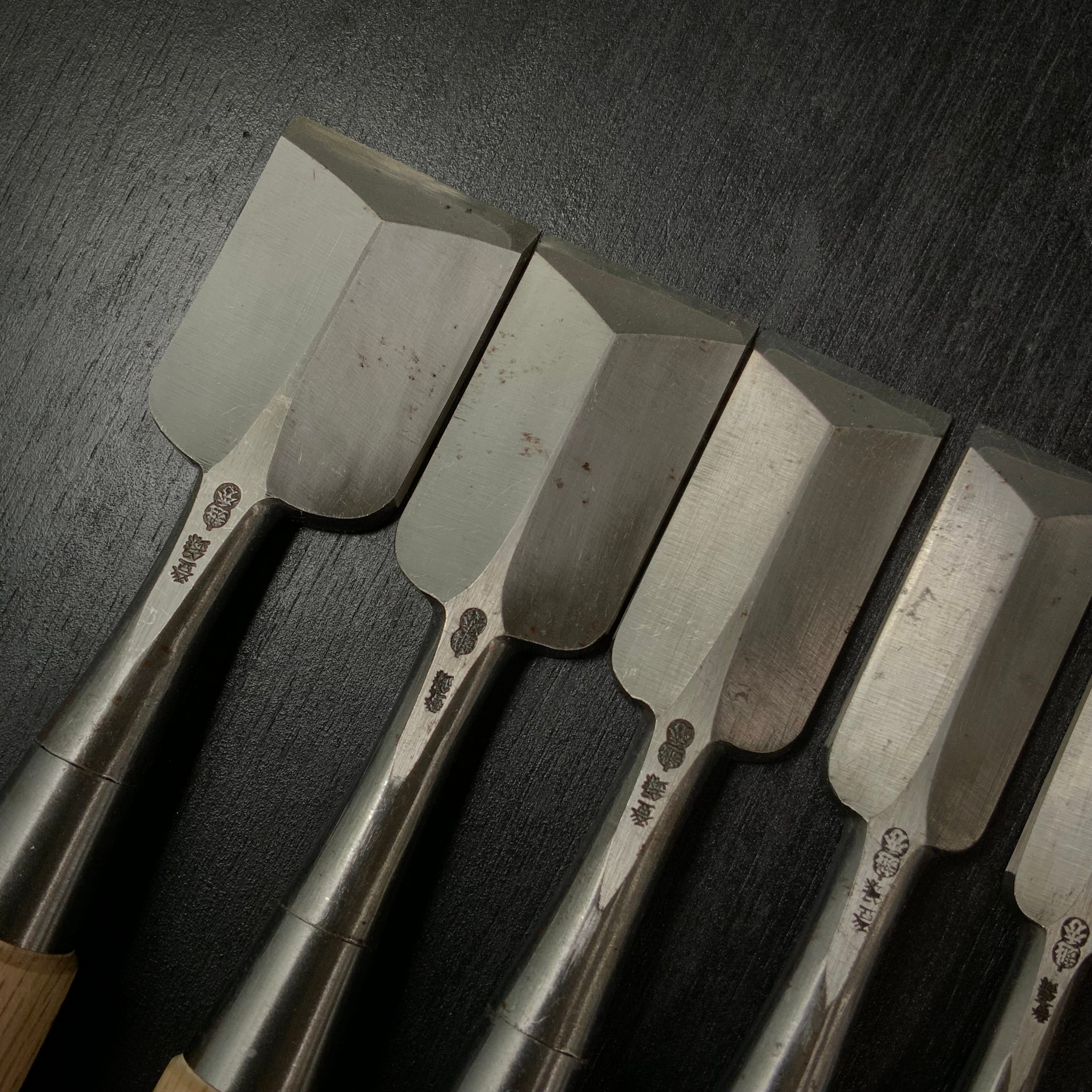 Old stock Koshihide Dovetail Bench chisels set / 掘出し物 越秀 鎬追入組鑿 磨き仕上げ Oirenomi