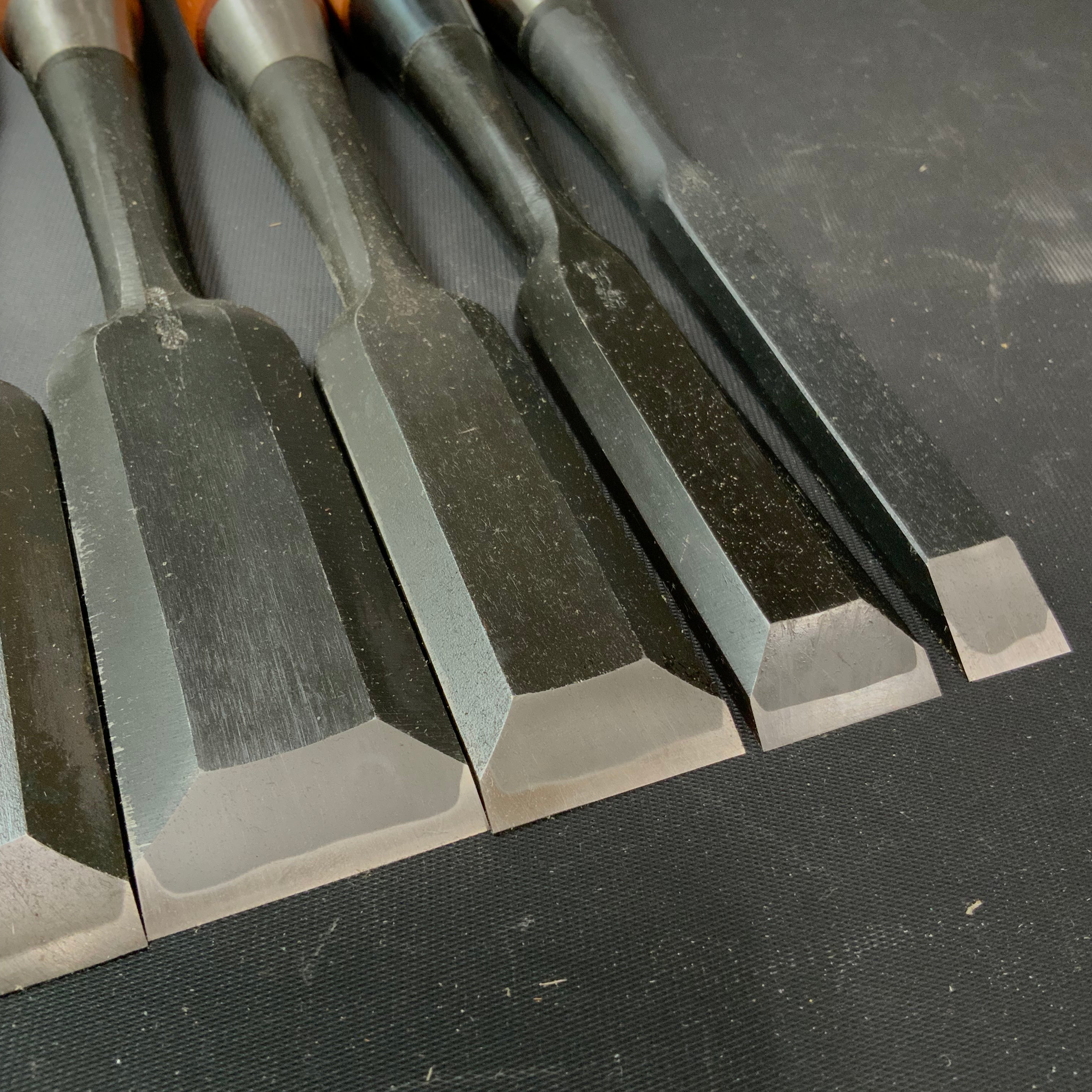 Mixed tinber chisels set Koshitaka and kikuhiromaru with White Steel 越孝・是弘 厚鑿 六本組 Atsunomi