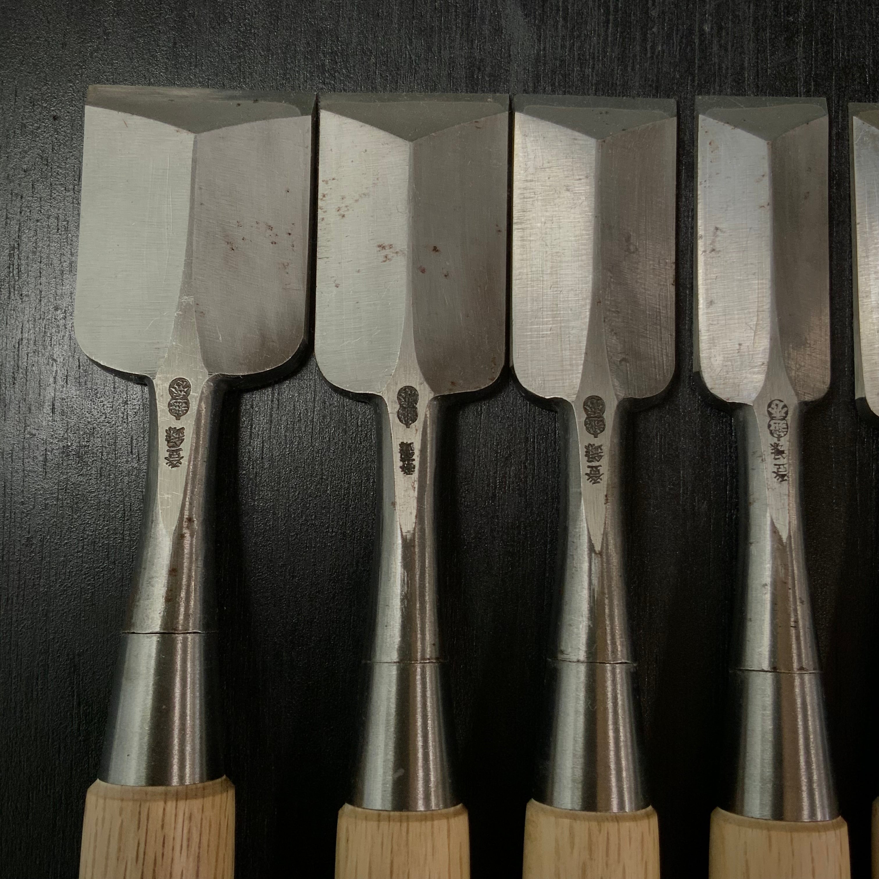 Old stock Koshihide Dovetail Bench chisels set / 掘出し物 越秀 鎬追入組鑿 磨き仕上げ Oirenomi