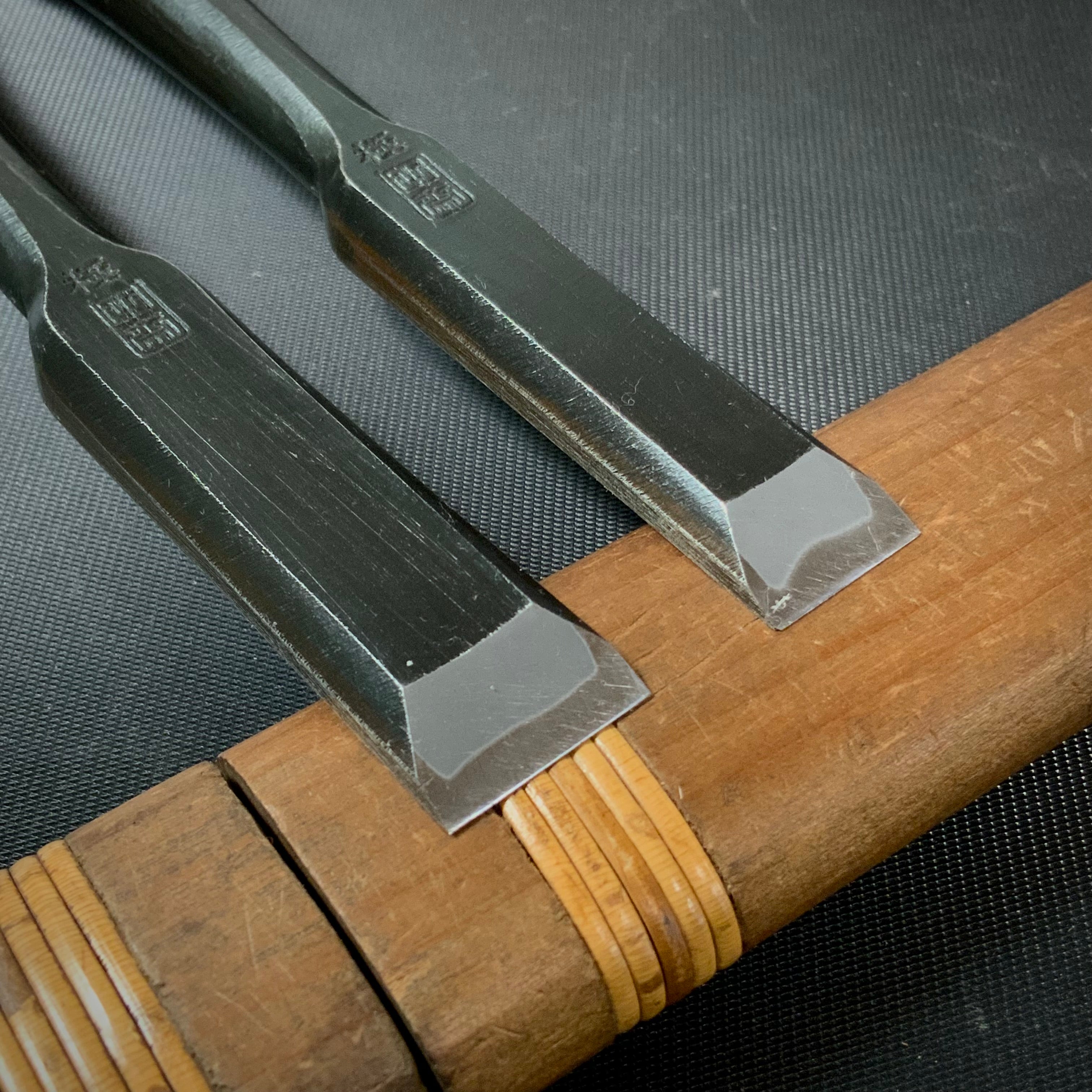 Tasai Bench chisels (Tokusun Oirenomi) with blue steel 田斎作 黒仕上 特寸追入鑿