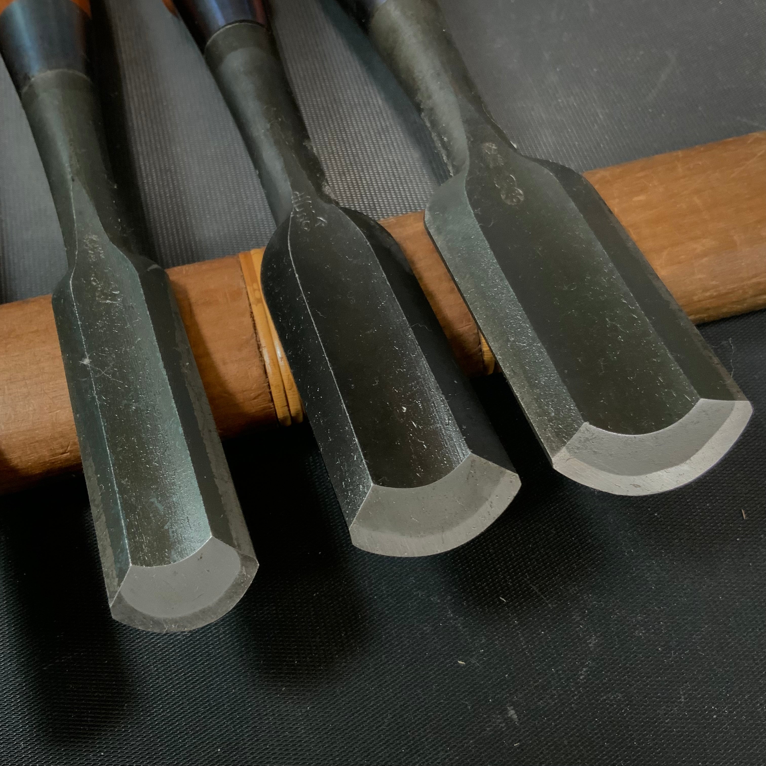 #16 Old stock Soto maru bench chisels set with white steel 掘出し物 外丸追入組鑿 5本組 Sotomarunomi
