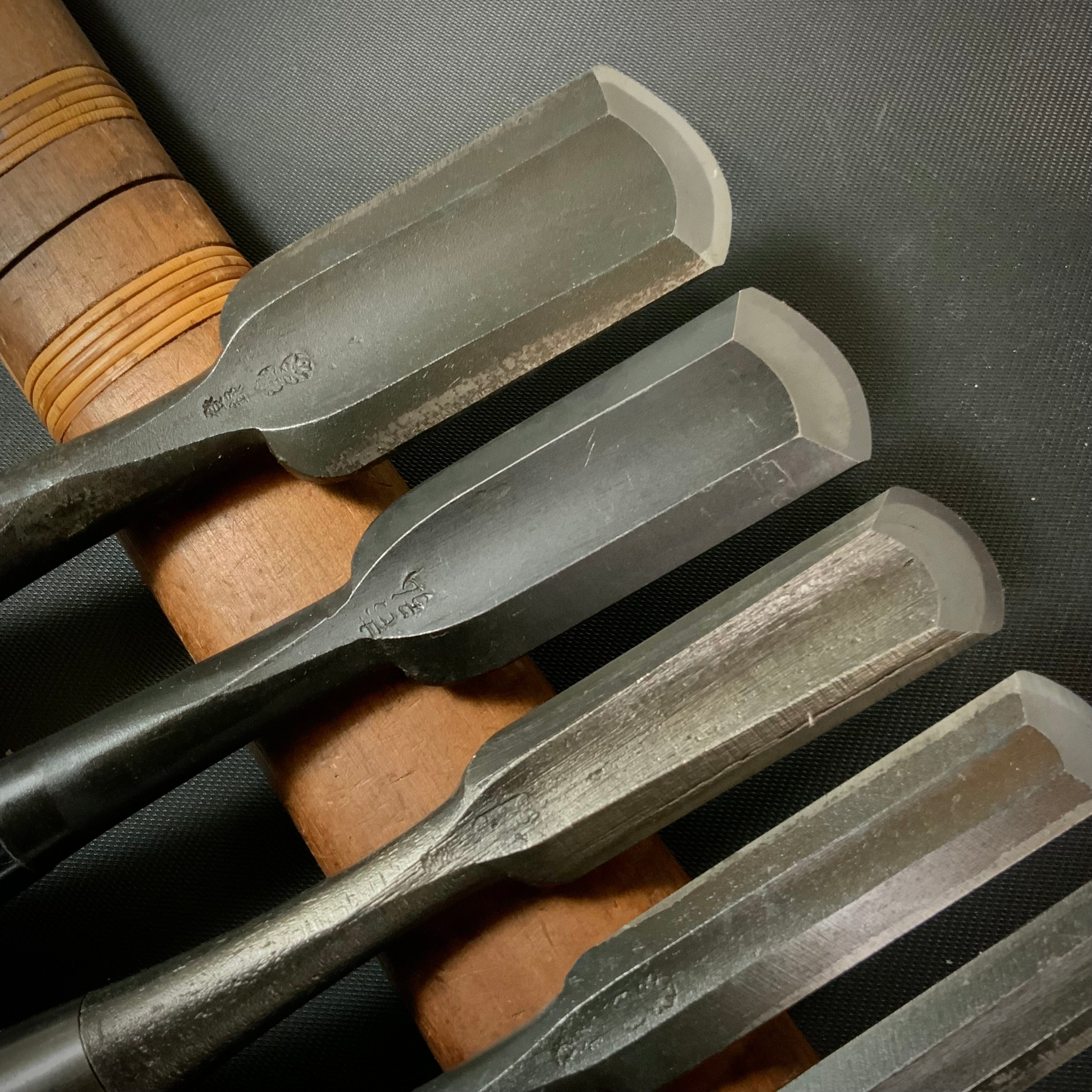 #17 Old stock Soto maru bench chisels set with white steel 掘出し物 外丸追入組鑿 5本組 Sotomarunomi