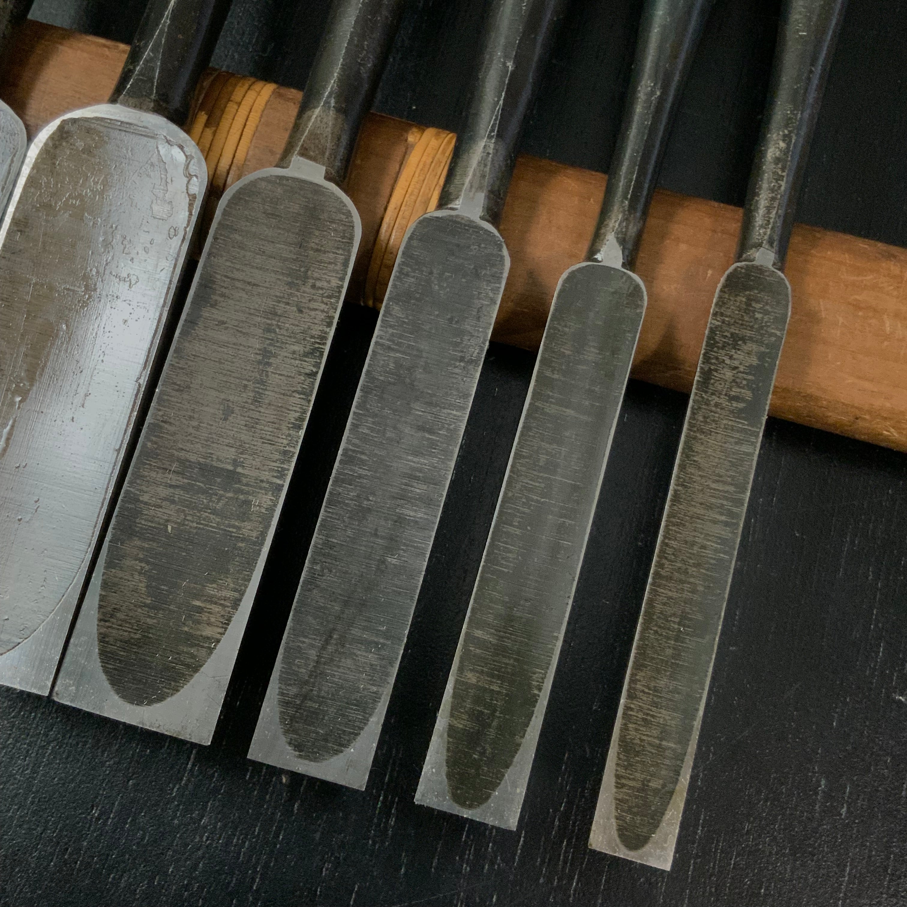 Iwazaki Dovetail Paring chisels (Usunomi) by Iwazaki Eisuke 岩崎永祐作 岩崎 鎬薄鑿 (シノギ)
