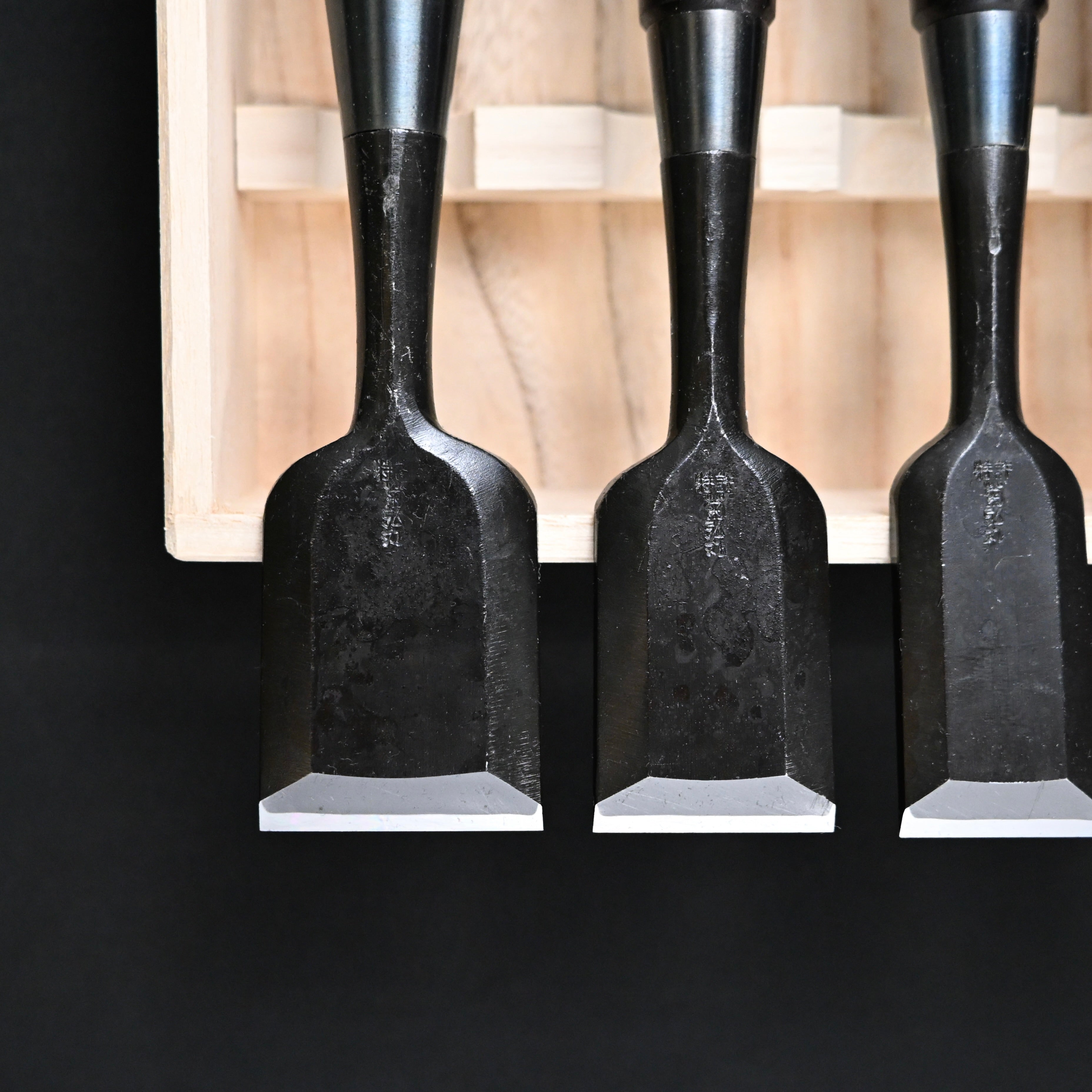 菊弘丸 追入組鑿 黒檀柄入 桐箱付 Kikuhiromaru Bench chisels set Ebony Handle with wooden box