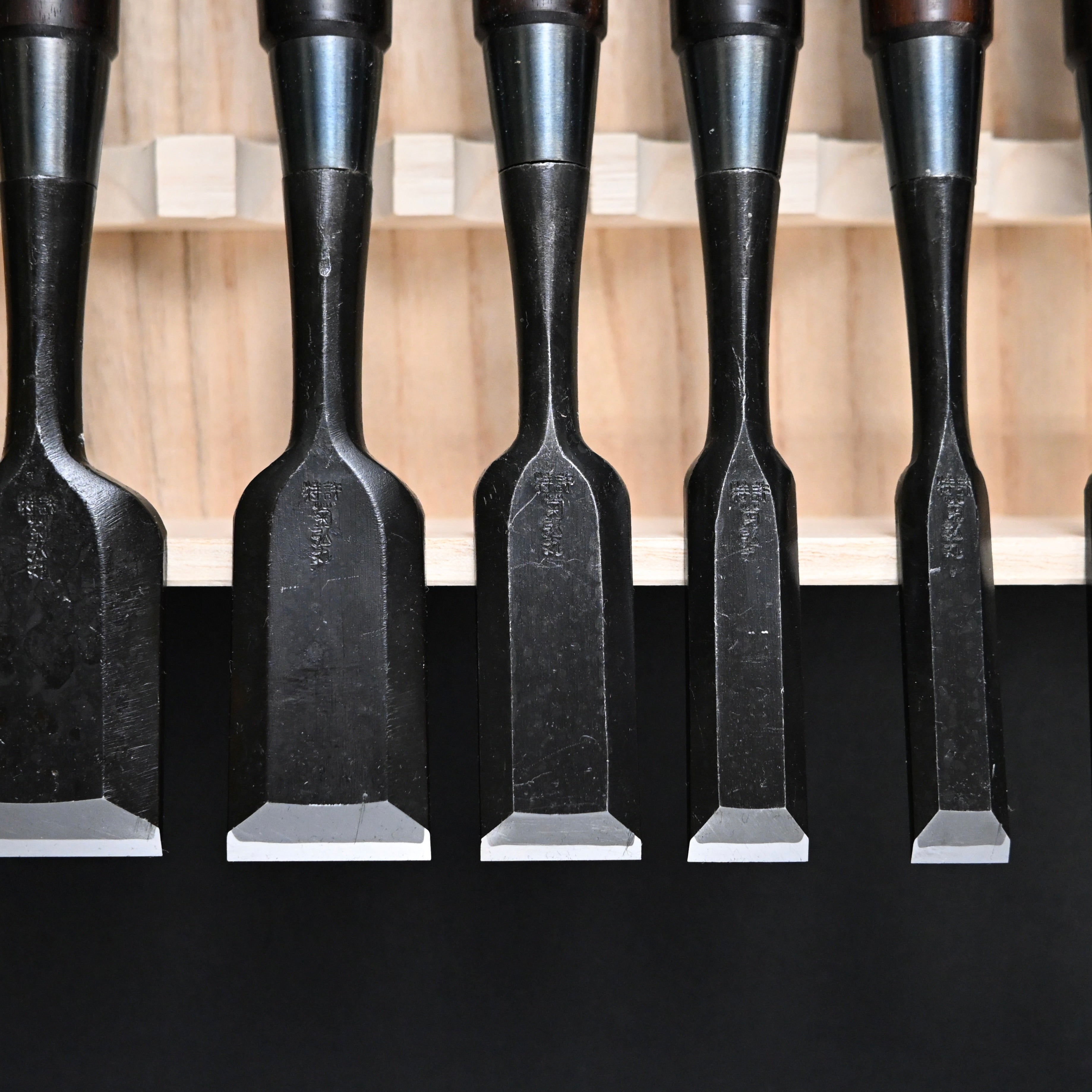 菊弘丸 追入組鑿 黒檀柄入 桐箱付 Kikuhiromaru Bench chisels set Ebony Handle with wooden box