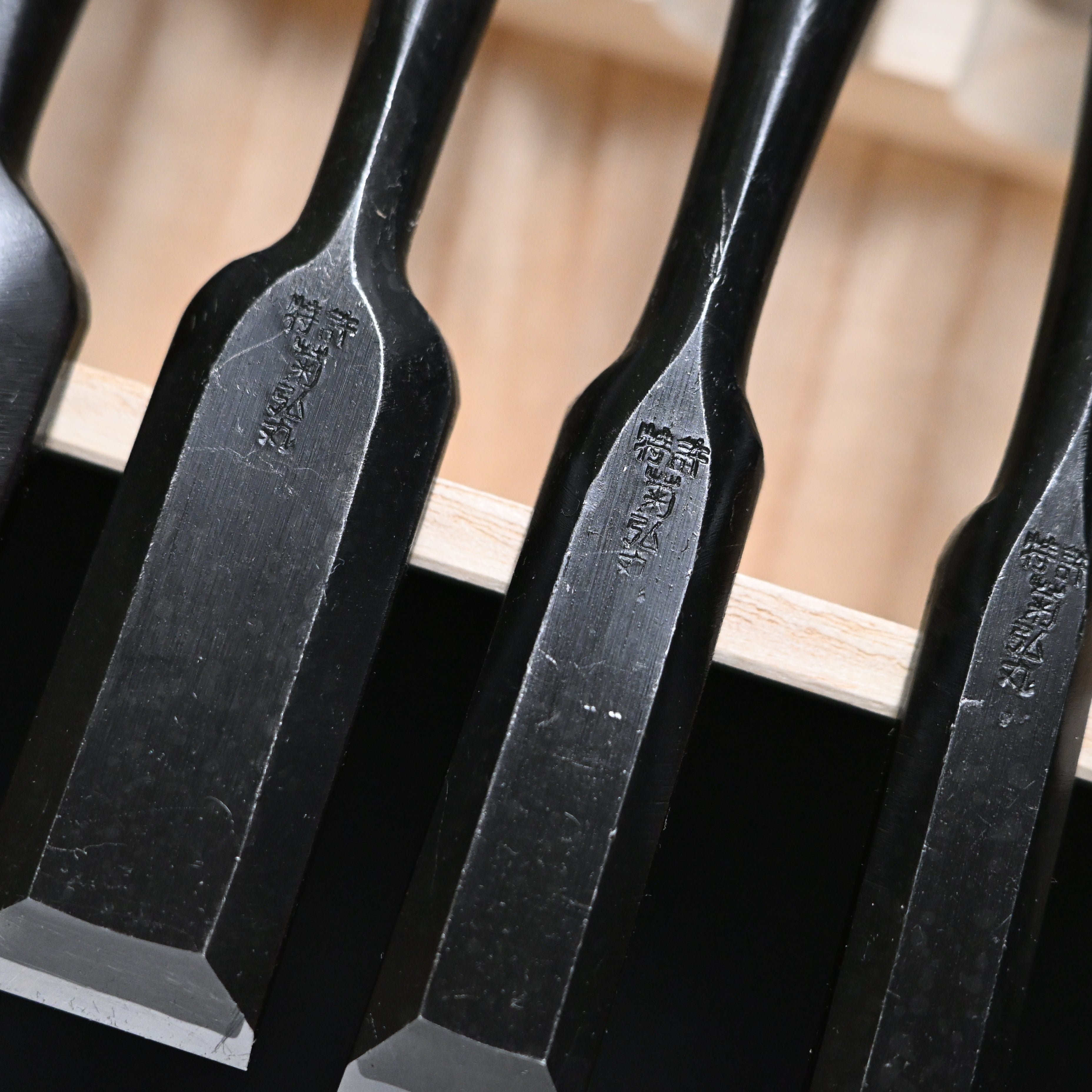 菊弘丸 追入組鑿 黒檀柄入 桐箱付 Kikuhiromaru Bench chisels set Ebony Handle with wooden box