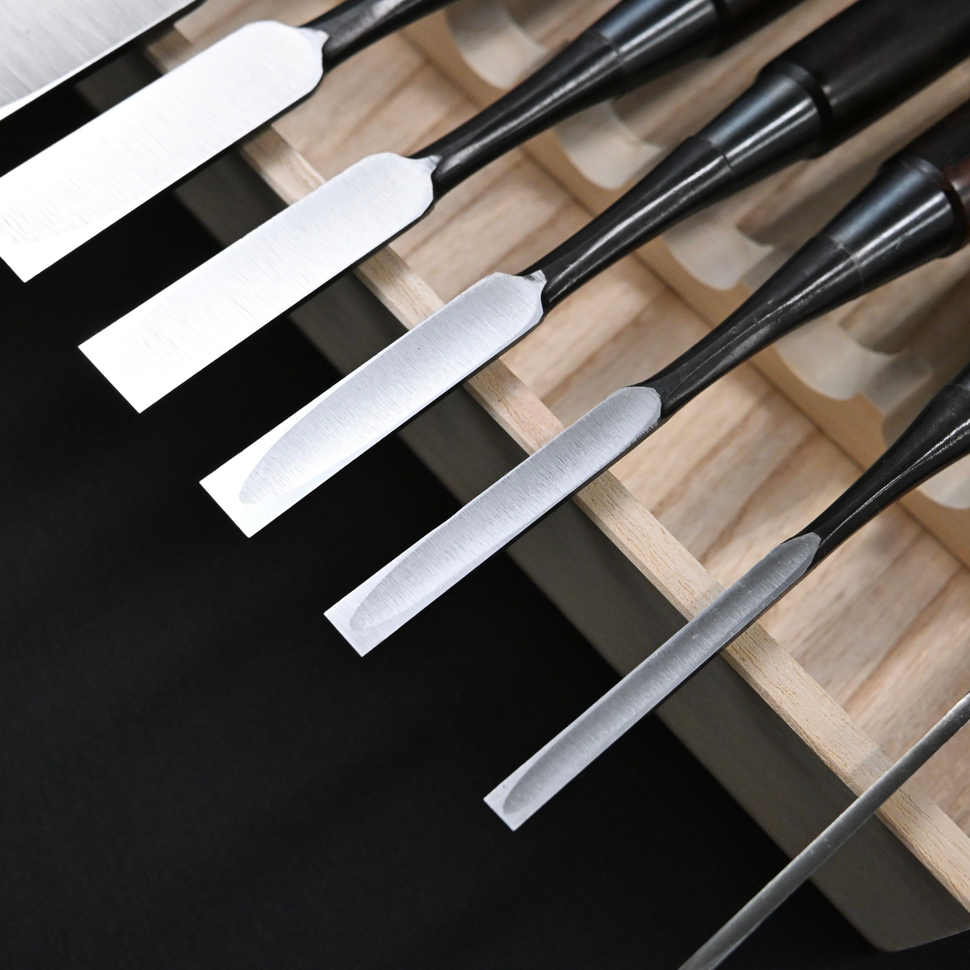 菊弘丸 追入組鑿 黒檀柄入 桐箱付 Kikuhiromaru Bench chisels set Ebony Handle with wooden box