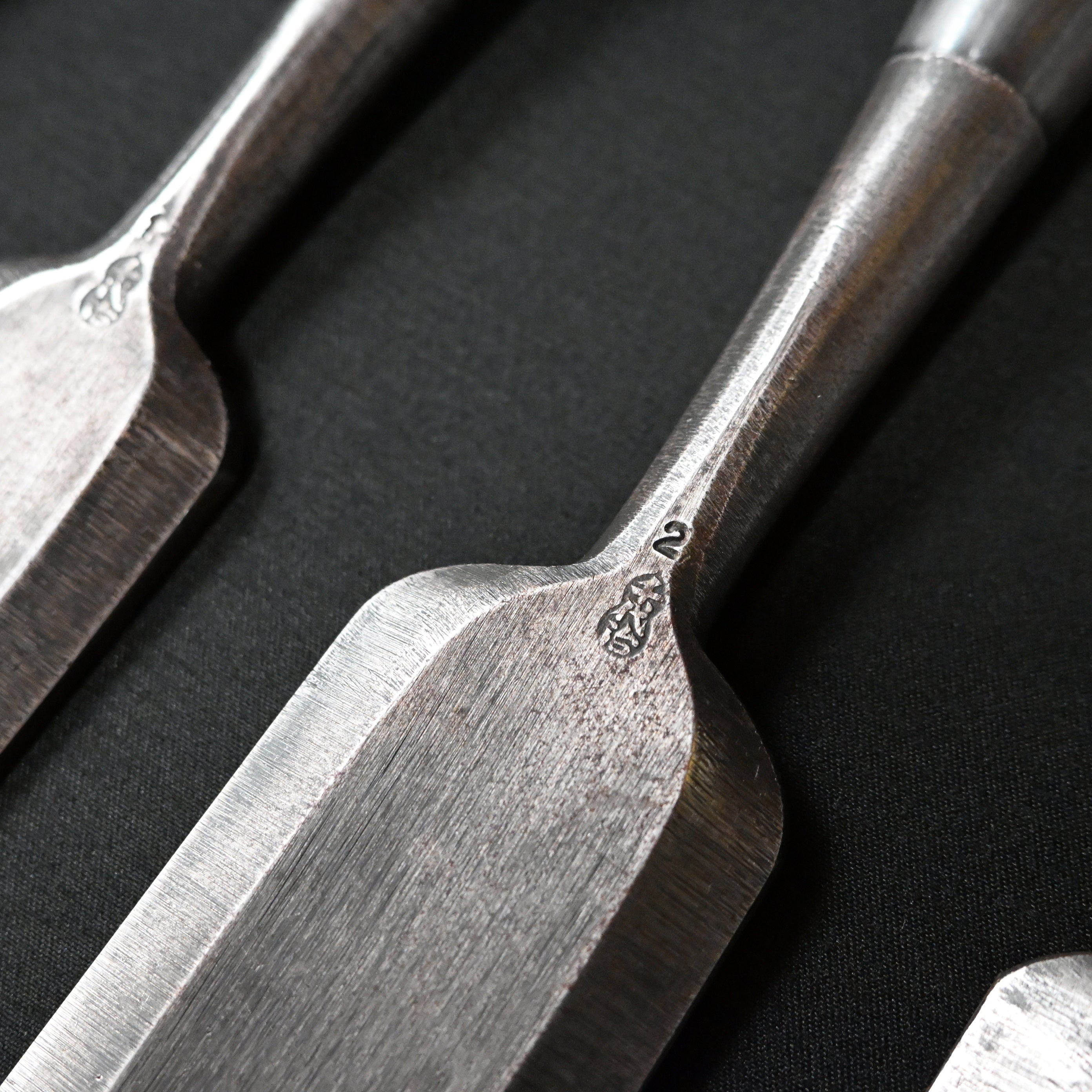 Old stock Chiyoharu Bench chisels 掘出し物 千代治 追入鑿 赤樫柄