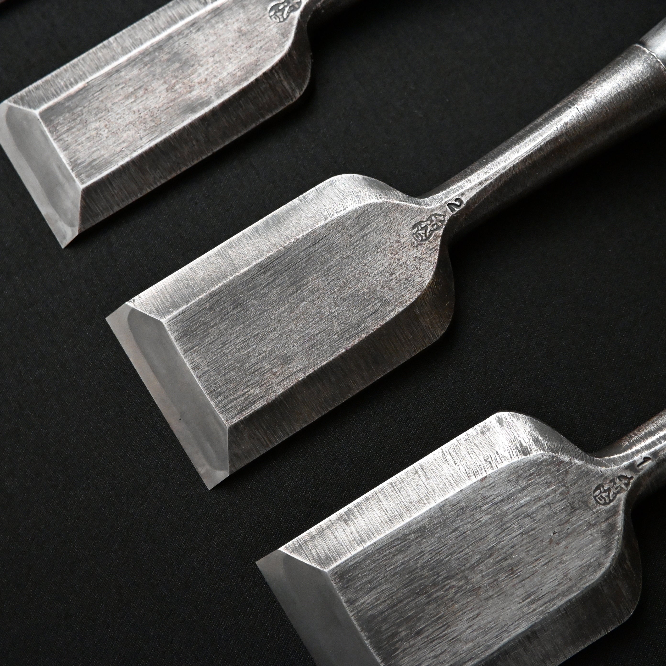 Old stock Chiyoharu Bench chisels 掘出し物 千代治 追入鑿 赤樫柄