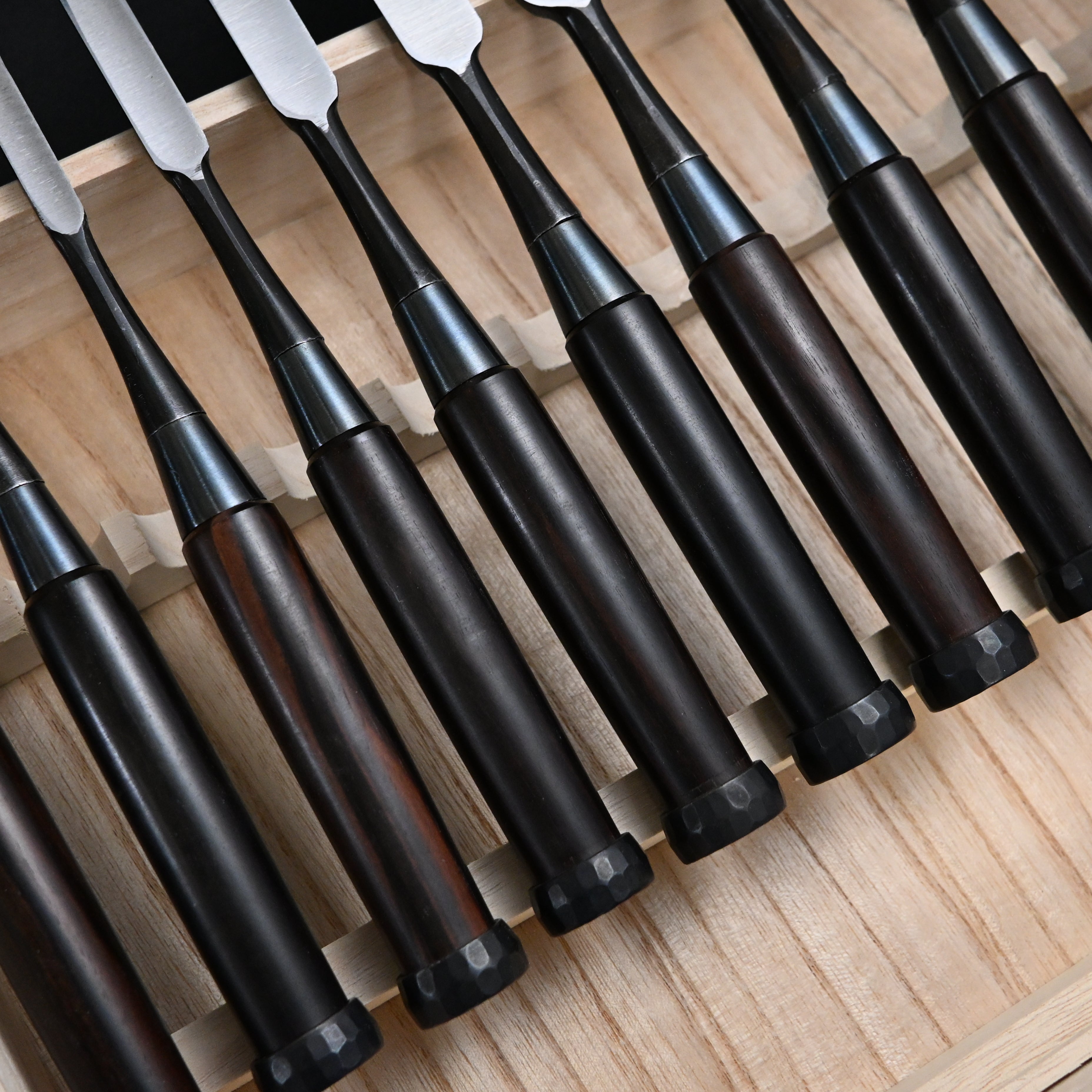 菊弘丸 追入組鑿 黒檀柄入 桐箱付 Kikuhiromaru Bench chisels set Ebony Handle with wooden box