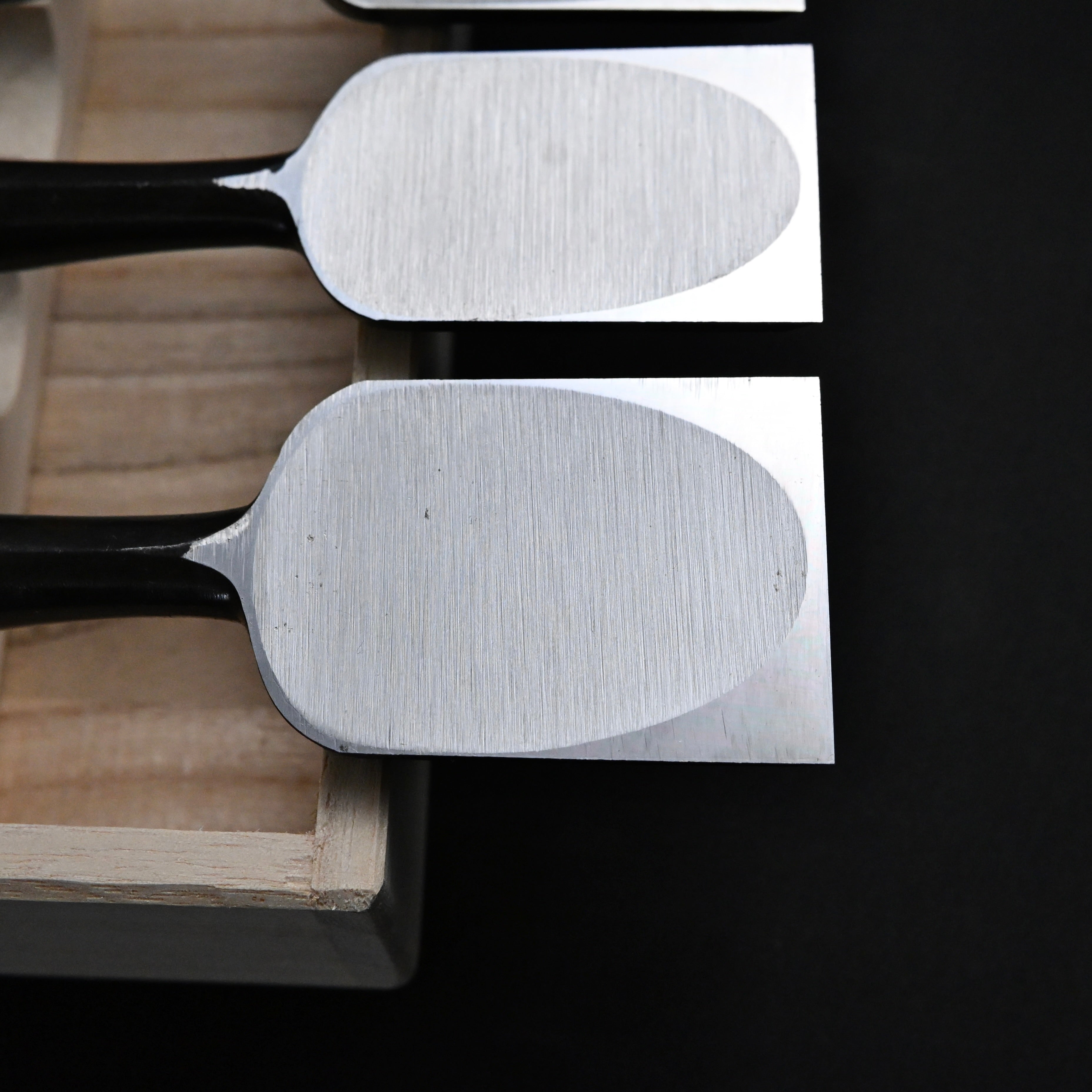 菊弘丸 追入組鑿 黒檀柄入 桐箱付 Kikuhiromaru Bench chisels set Ebony Handle with wooden box