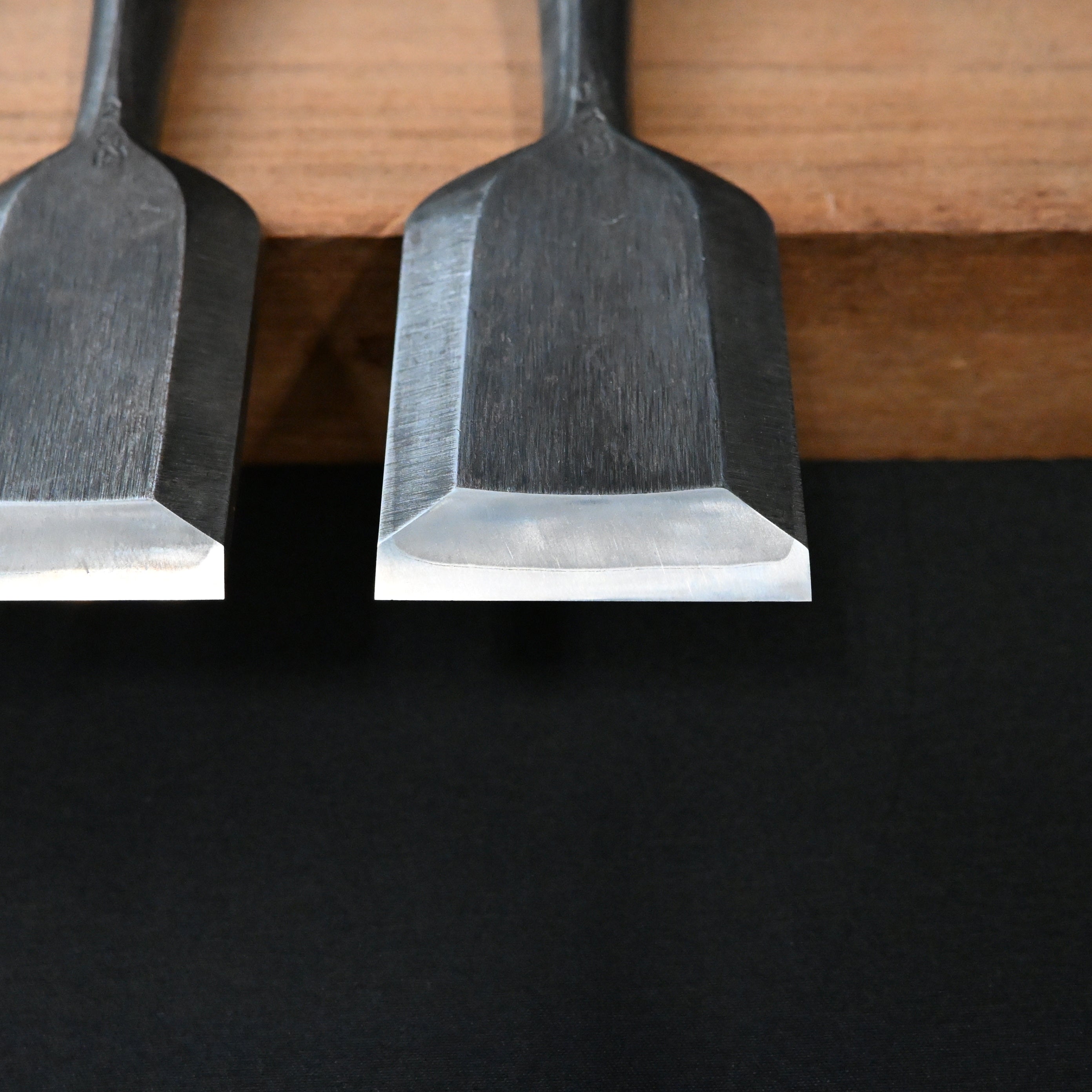 Old stock Chiyoharu Bench chisels 掘出し物 千代治 追入鑿 赤樫柄