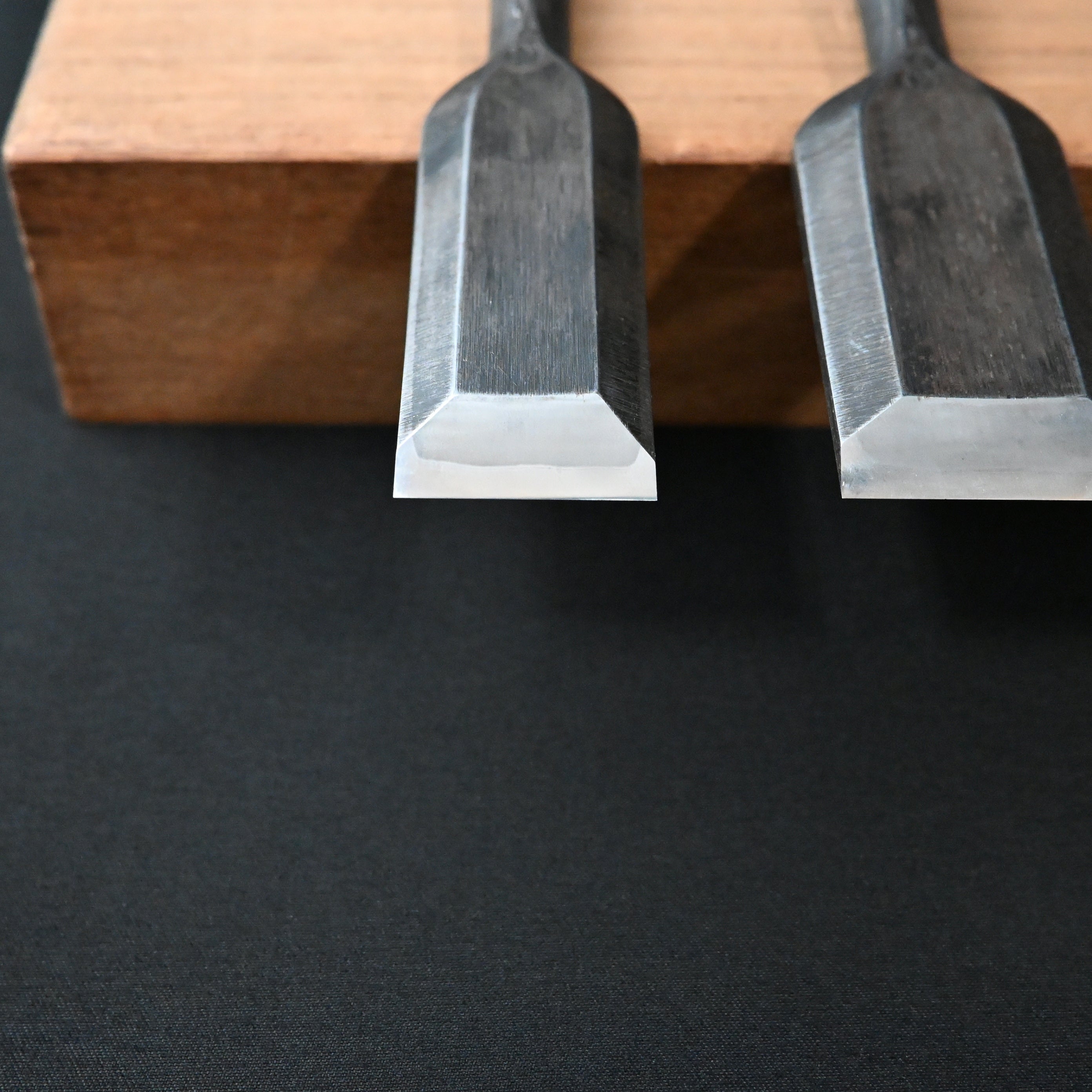 Old stock Chiyoharu Bench chisels 掘出し物 千代治 追入鑿 赤樫柄