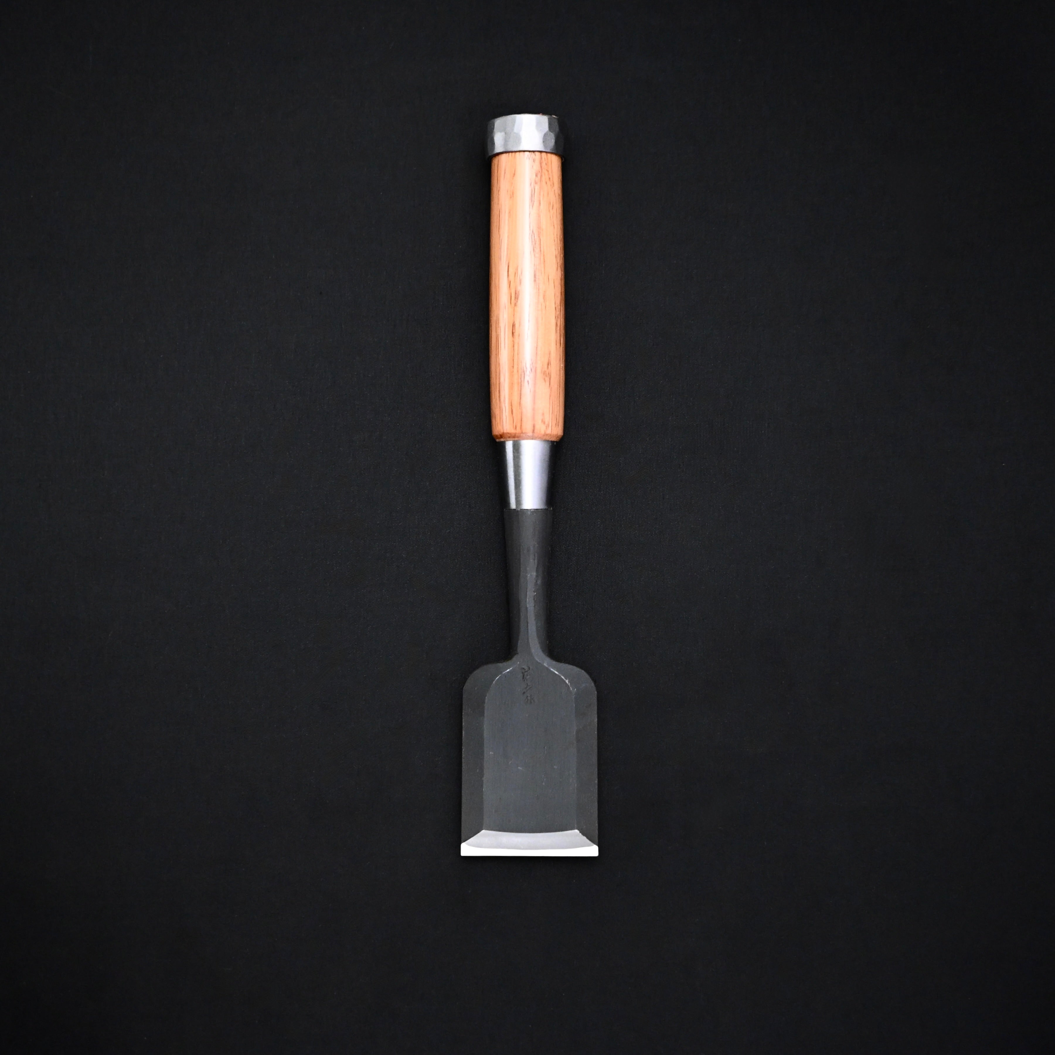 New stock Kiyohisa Bachi chisel 42mm by Watanabe Kiyoe 渡辺清栄作 清久 面取追入鑿 赤樫柄 手打桂 寸四