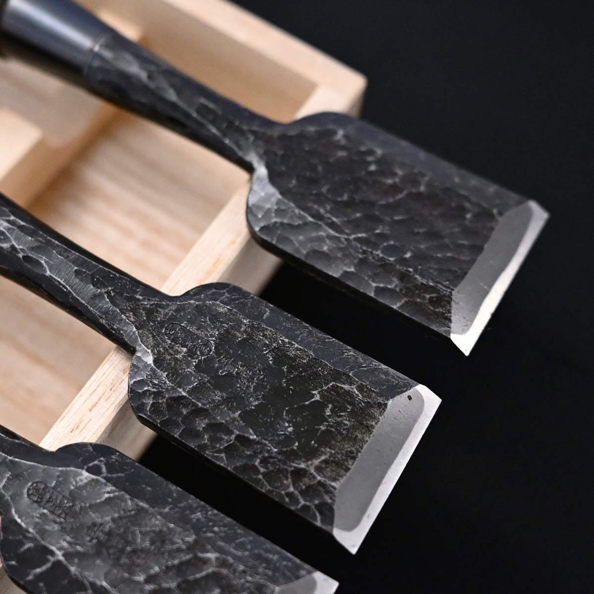Takashiba Homare Bench Chisels Set (Oirenomi) with Wooden Box 高芝誉 追入組鑿 槌目青紙鋼 タガヤサン 桐箱付