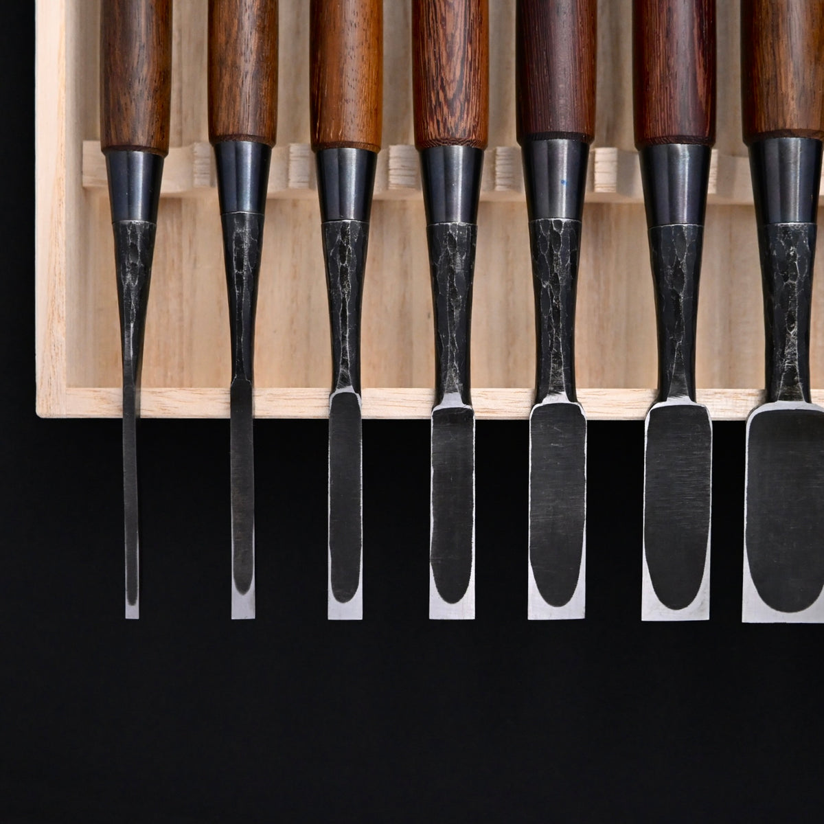 Takashiba Homare Bench Chisels Set (Oirenomi) with Wooden Box 高芝誉 追入組鑿 槌目青紙鋼 タガヤサン 桐箱付