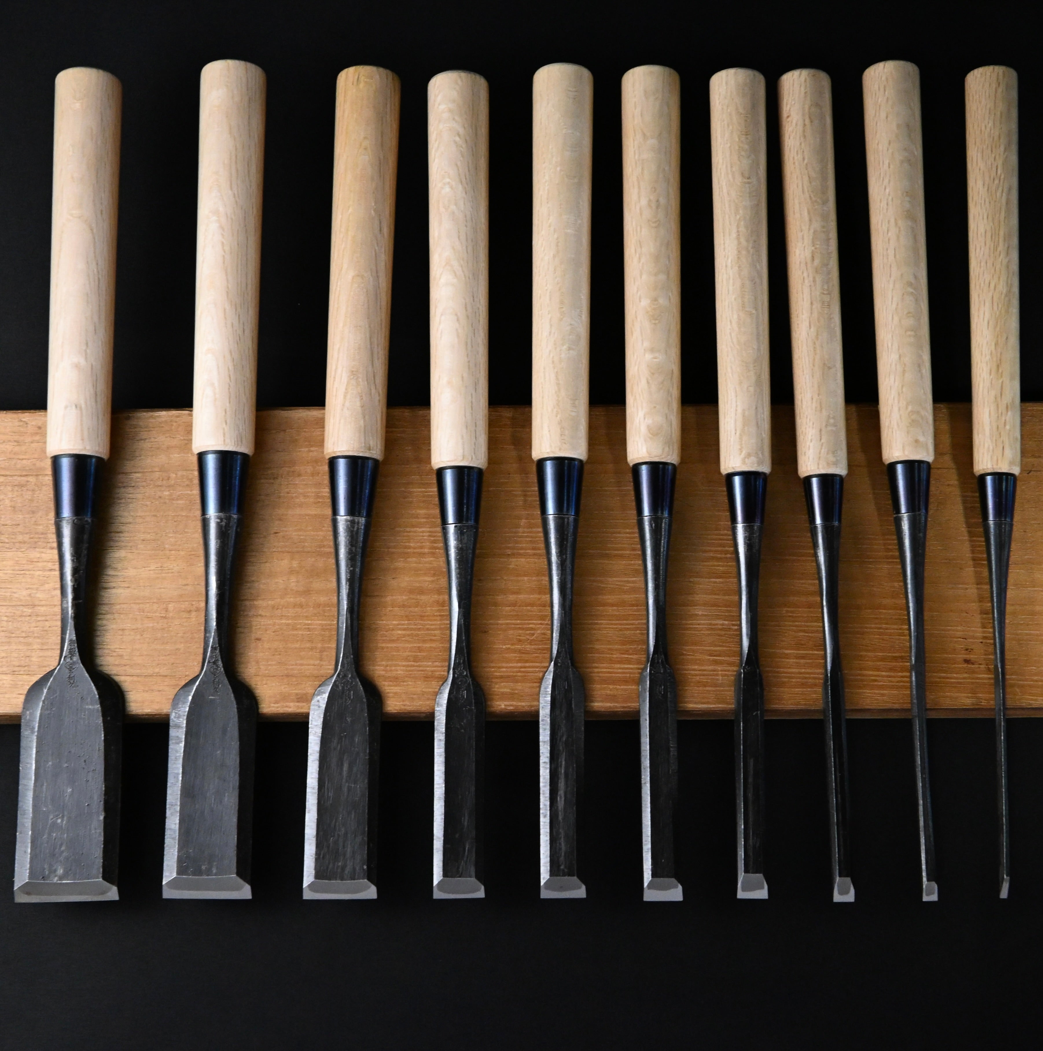 利久 薄鑿 白樫柄入 Toshihisa Paring chisels with white steel