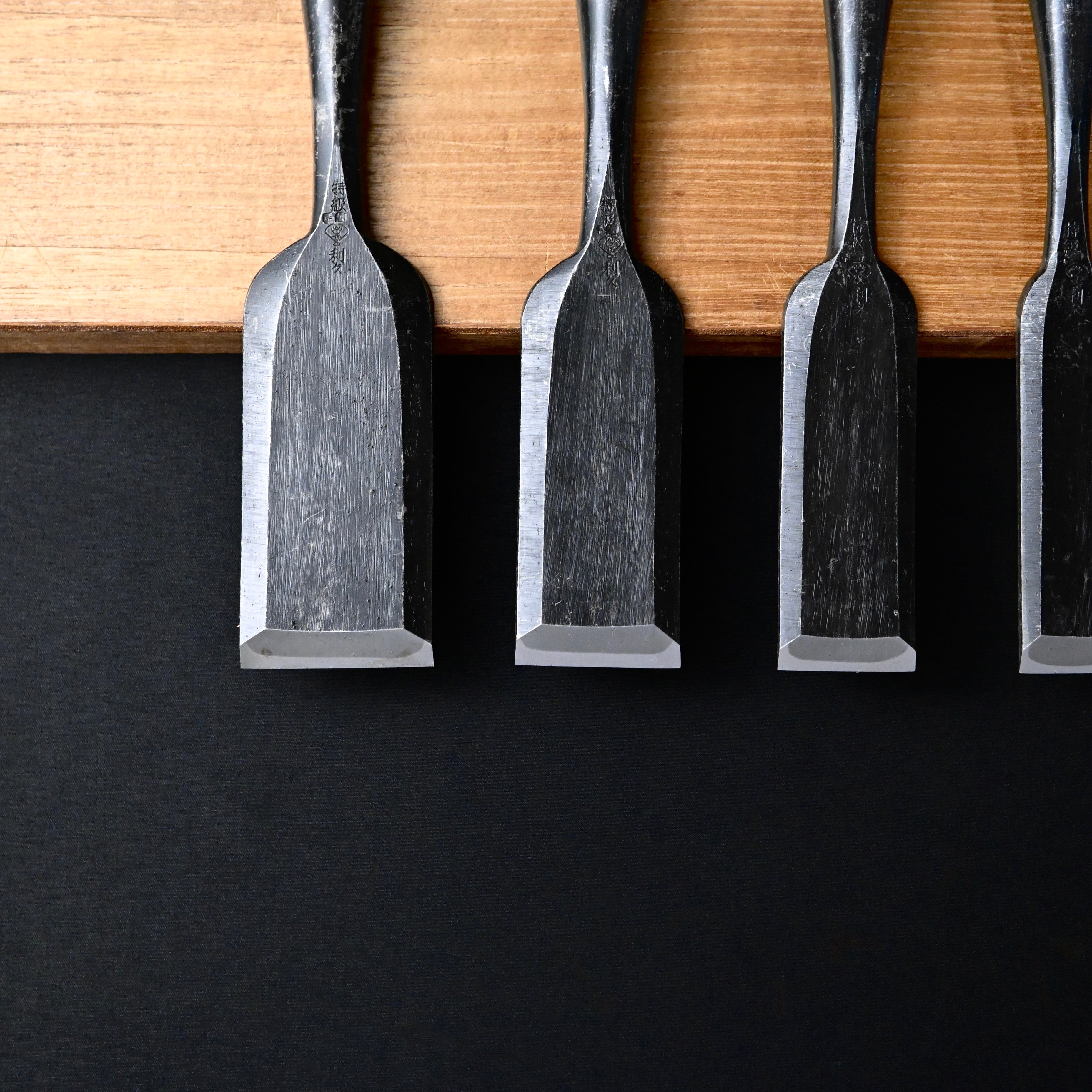 利久 薄鑿 白樫柄入 Toshihisa Paring chisels with white steel