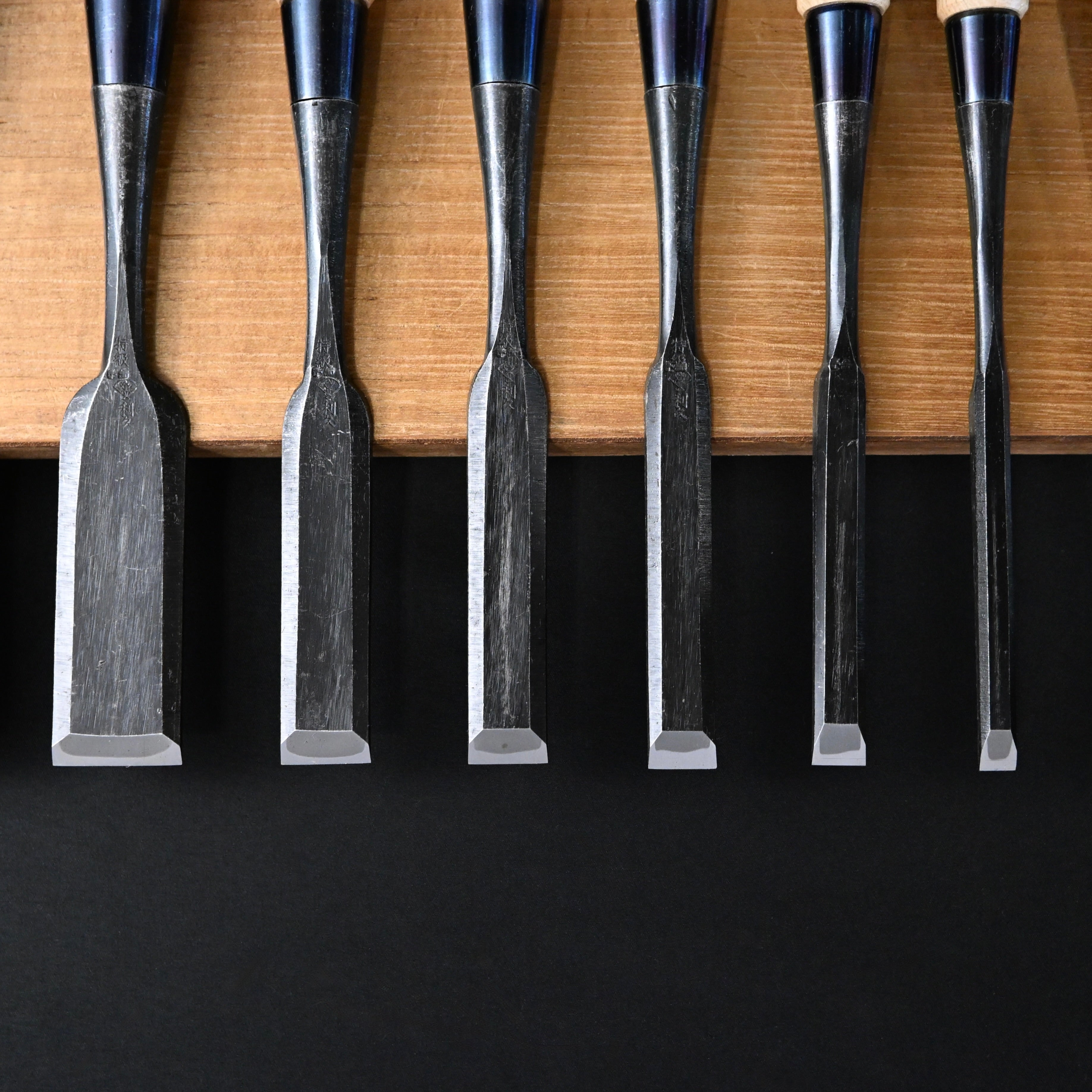 利久 薄鑿 白樫柄入 Toshihisa Paring chisels with white steel