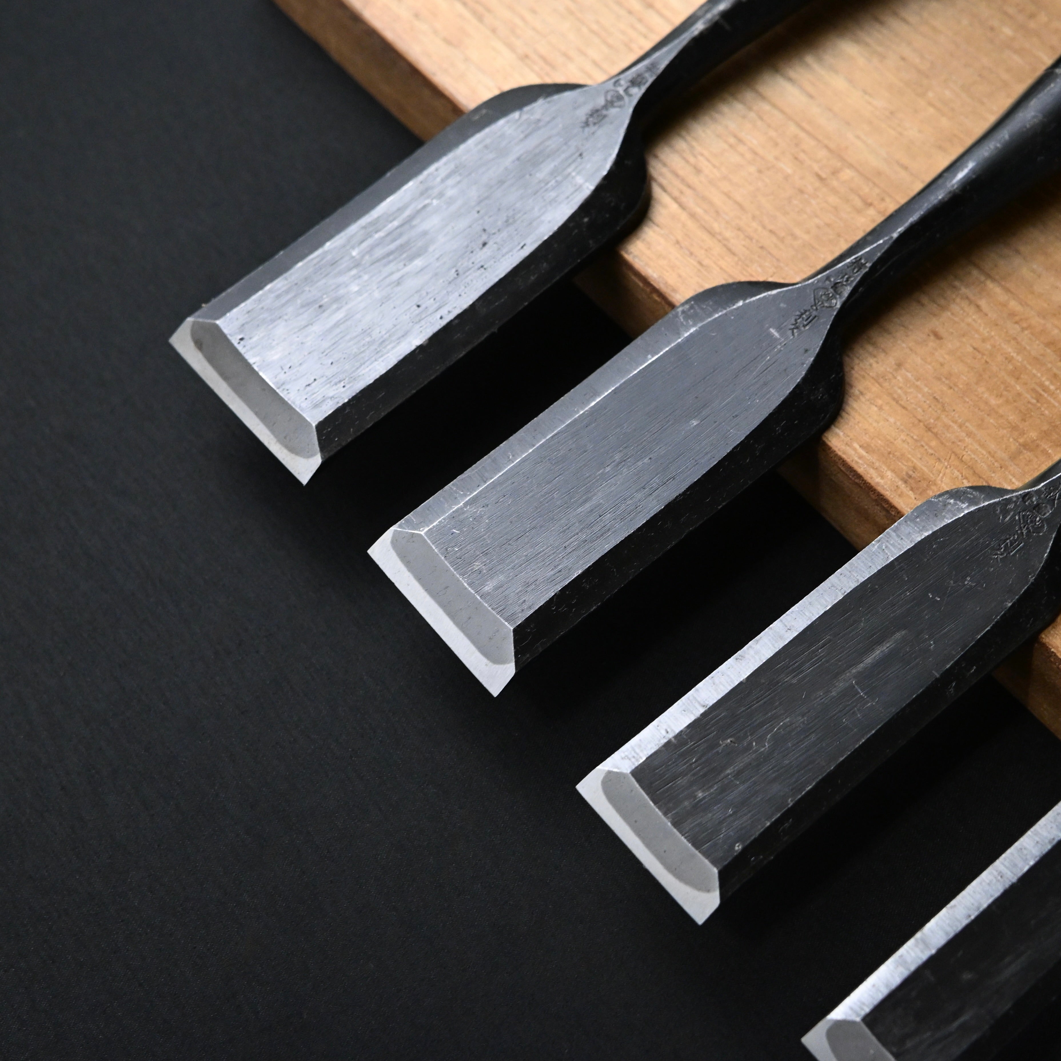 利久 薄鑿 白樫柄入 Toshihisa Paring chisels with white steel