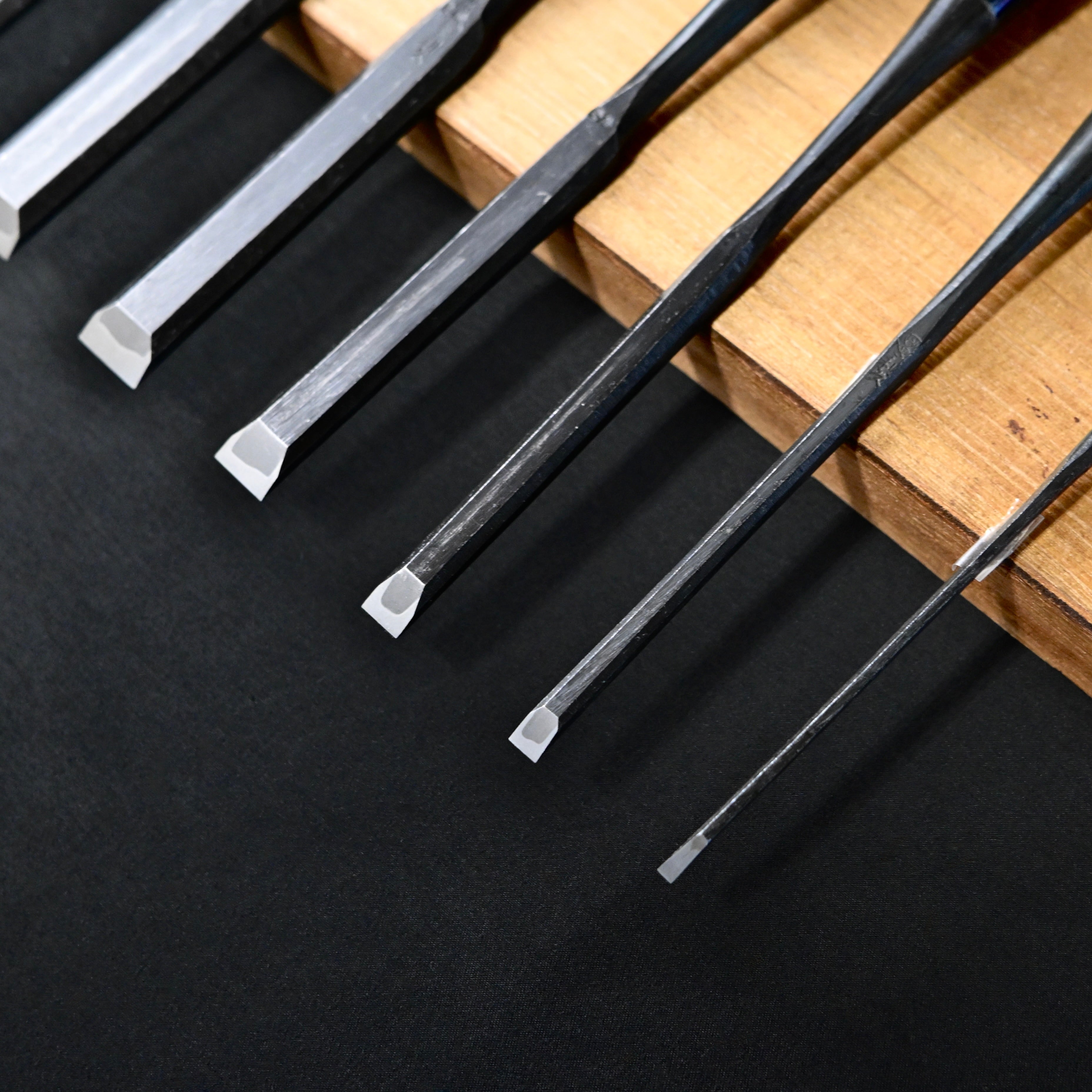 利久 薄鑿 白樫柄入 Toshihisa Paring chisels with white steel