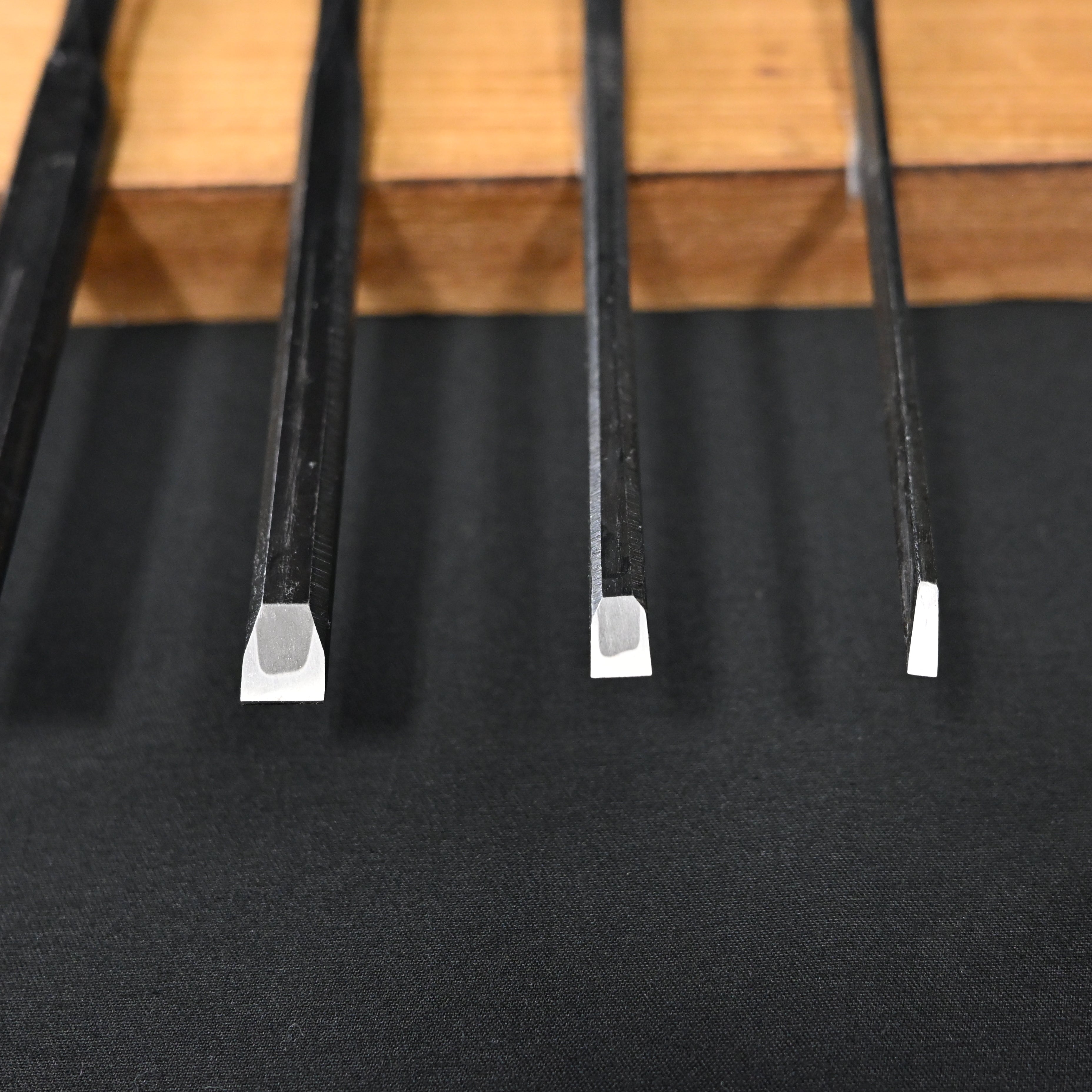 利久 薄鑿 白樫柄入 Toshihisa Paring chisels with white steel